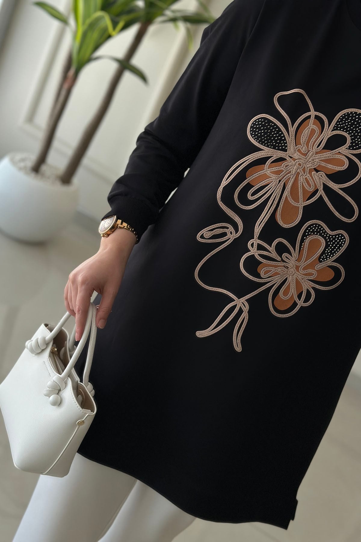 Tesettür Tunik ModelleriYaka ve Kol Ribanalı Önü Baskılı Kadın Tunik Siyah KADO 262908 