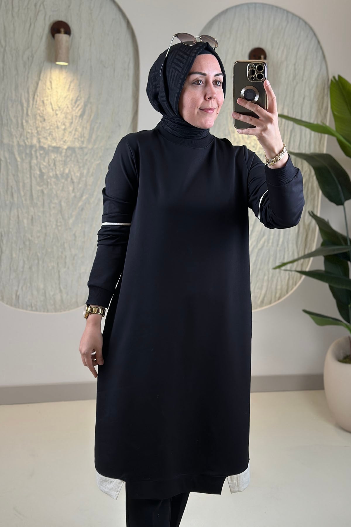 Tesettür Tunik ModelleriYaka ve Kol Ribanalı Garnili Cepli Kadın Tunik Siyah KADO 262376