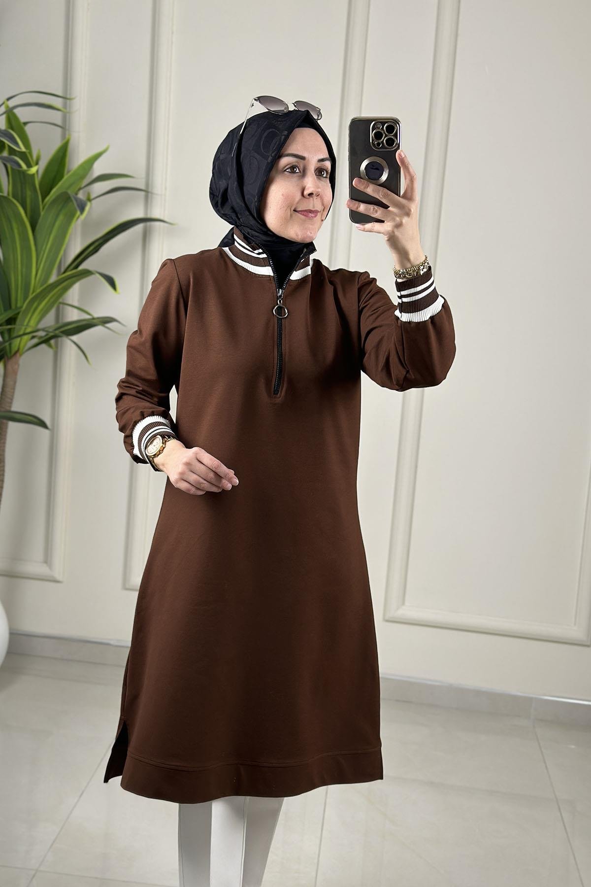 Tesettür Tunik ModelleriYaka ve Kol Ribanalı Fermuar Detaylı Kadın Tunik Kahverengi MP 2663