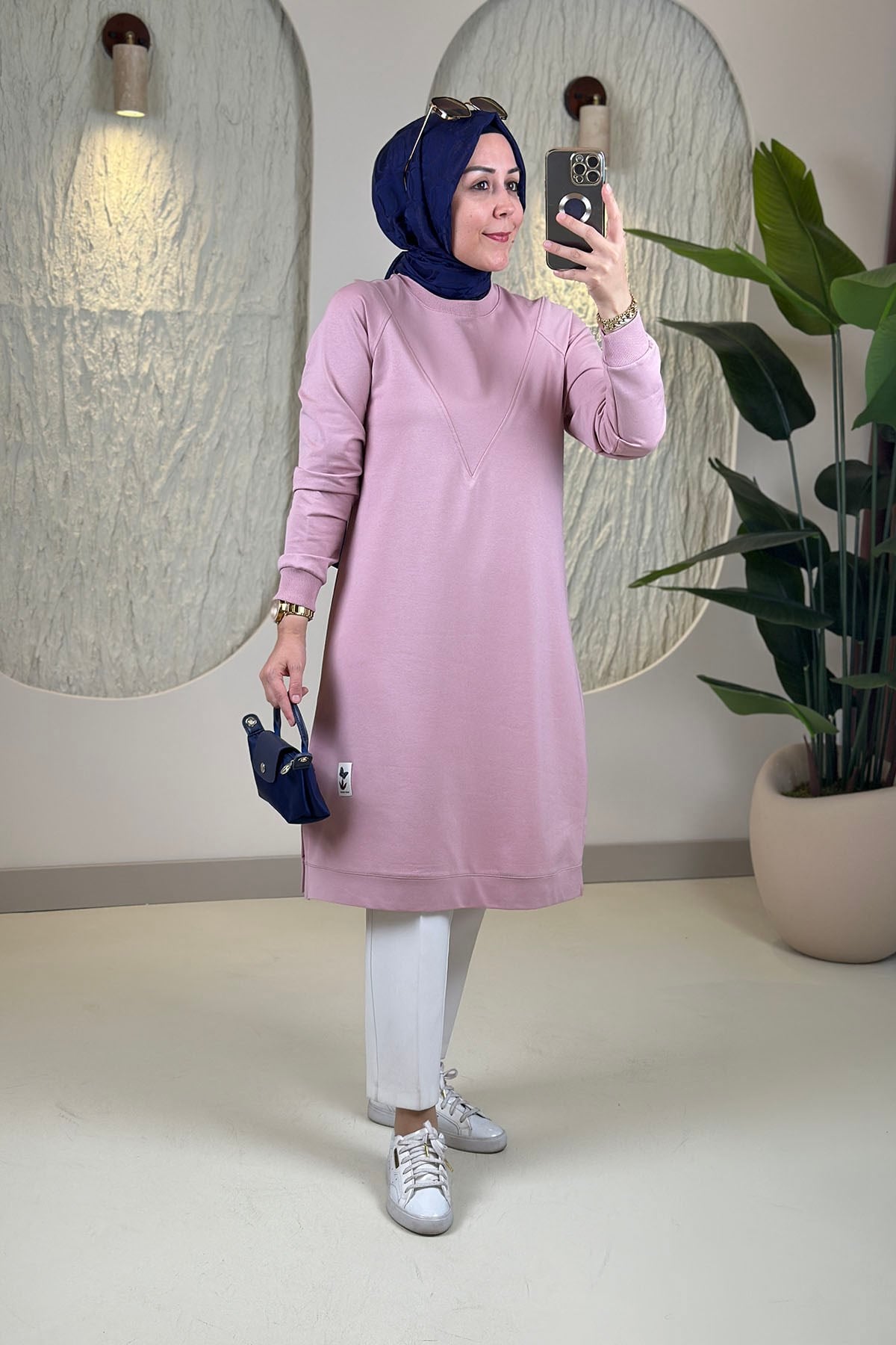 Tesettür Tunik ModelleriYaka ve Kol Ribanalı Arma Detaylı Kadın Tunik Pembe KADO 257212