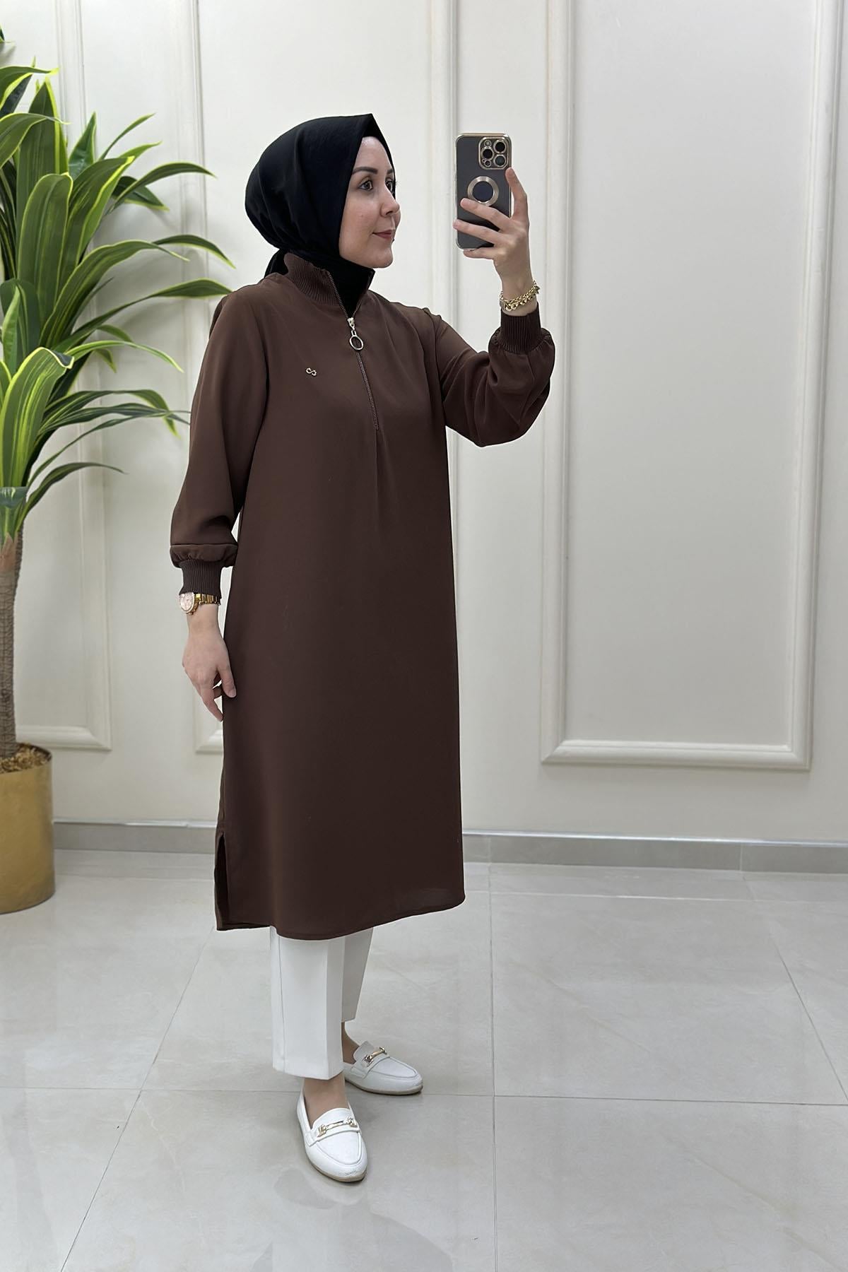 Tesettür Tunik ModelleriYaka ve Kol Ribanalı Yarım Fermuarlı Kadın Tunik Kahverengi KADO 251591