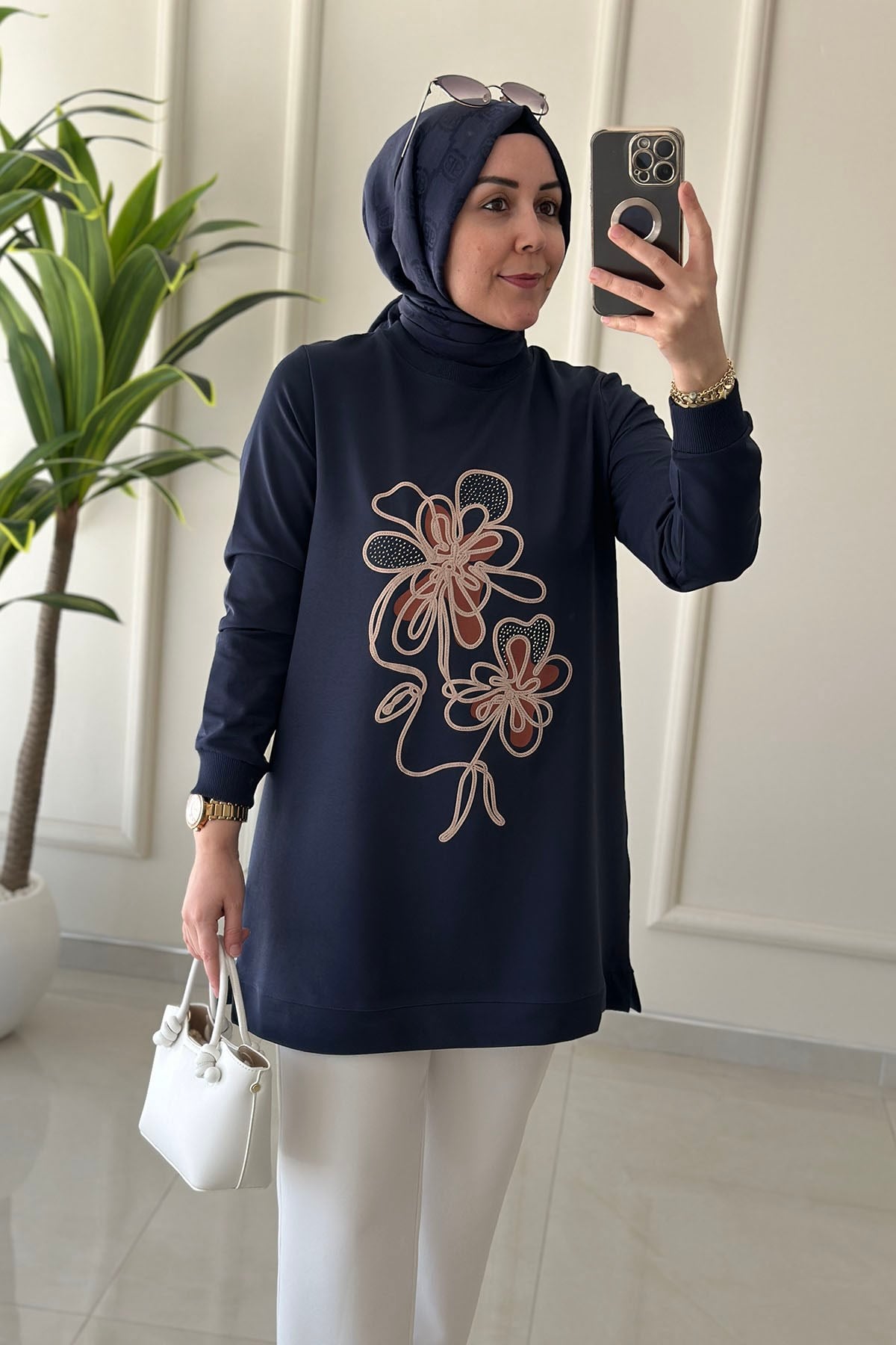 Tesettür Tunik ModelleriYaka ve Kol Ribanalı Önü Baskılı Kadın Tunik Lacivert KADO 262908 
