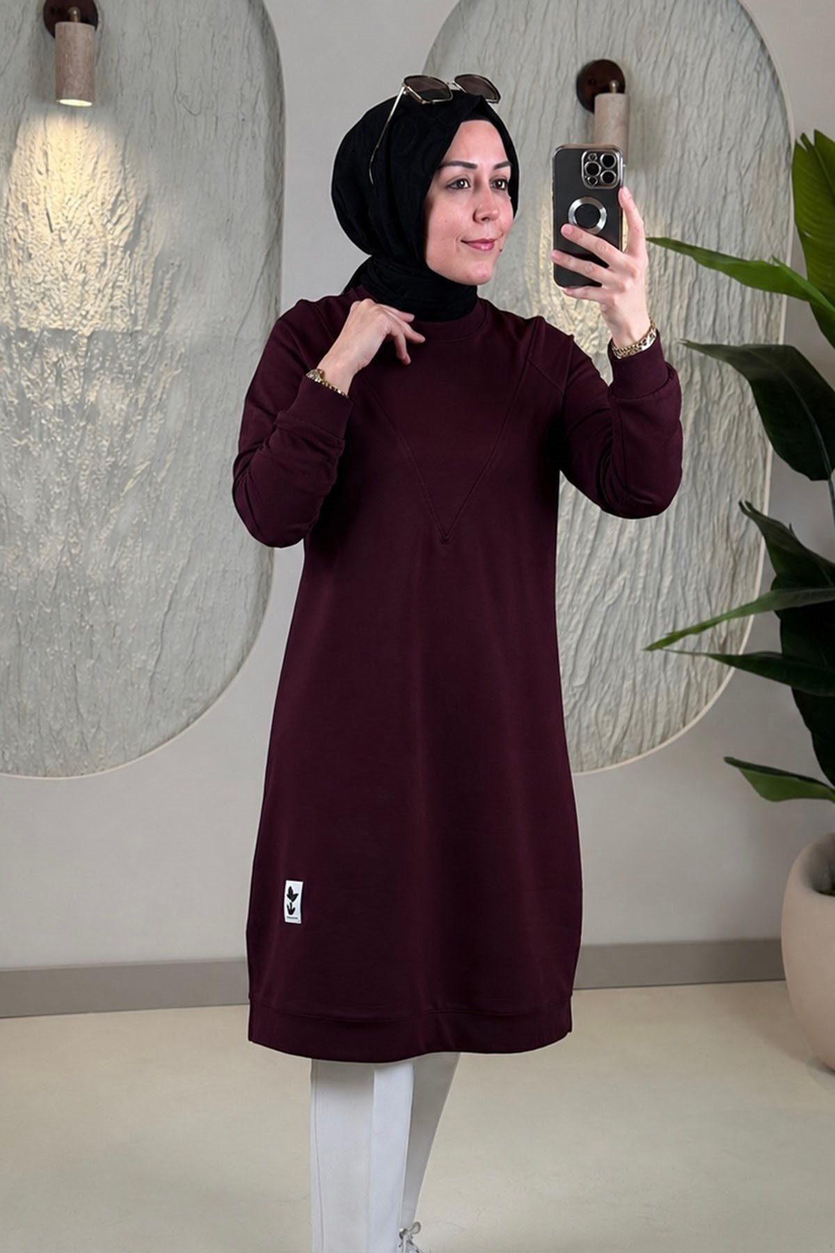 Tesettür Tunik ModelleriYaka ve Kol Ribanalı Arma Detaylı Kadın Tunik Bordo KADO 257212