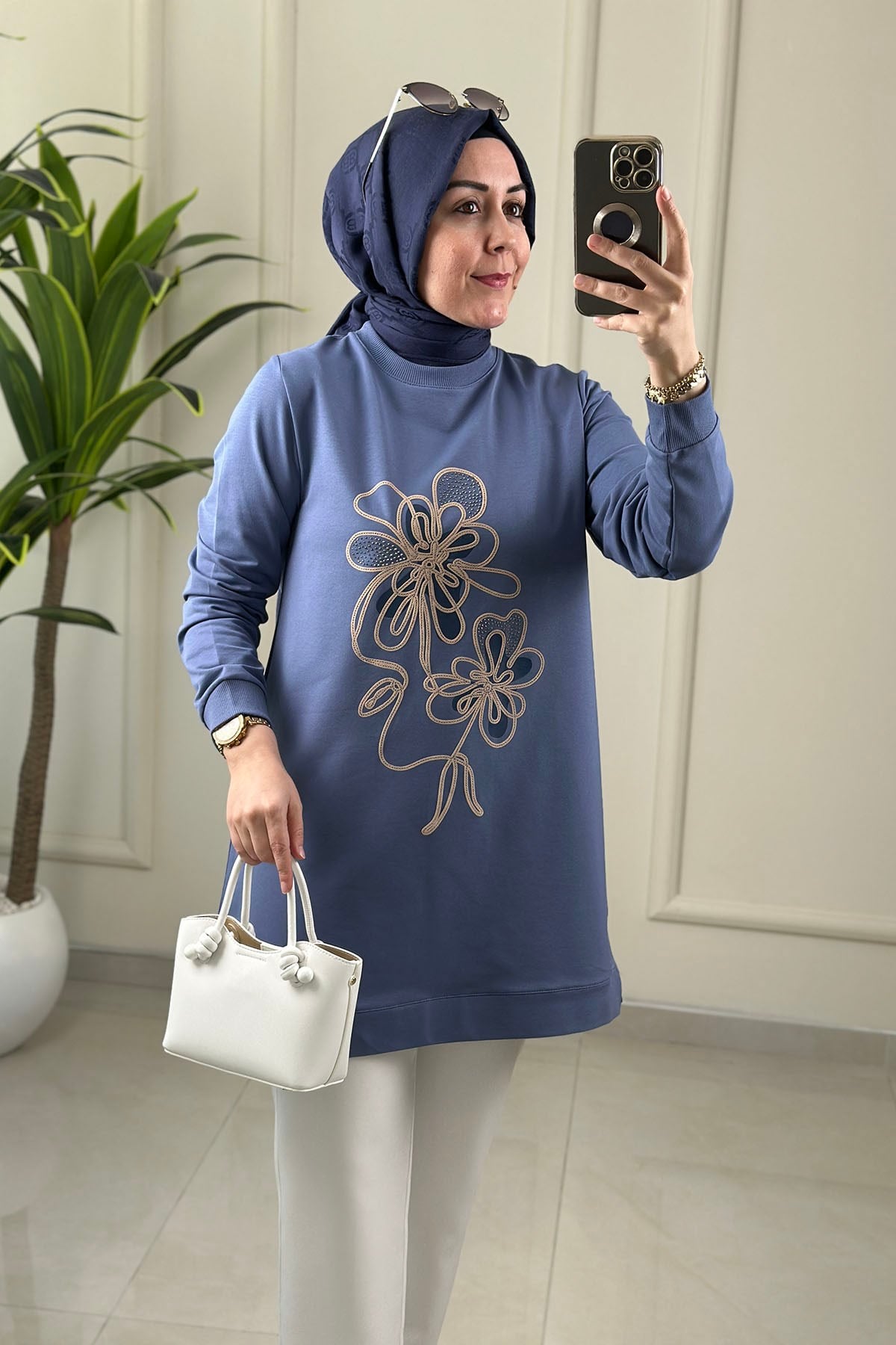 Tesettür Tunik ModelleriYaka ve Kol Ribanalı Önü Baskılı Kadın Tunik Mavi KADO 262908 