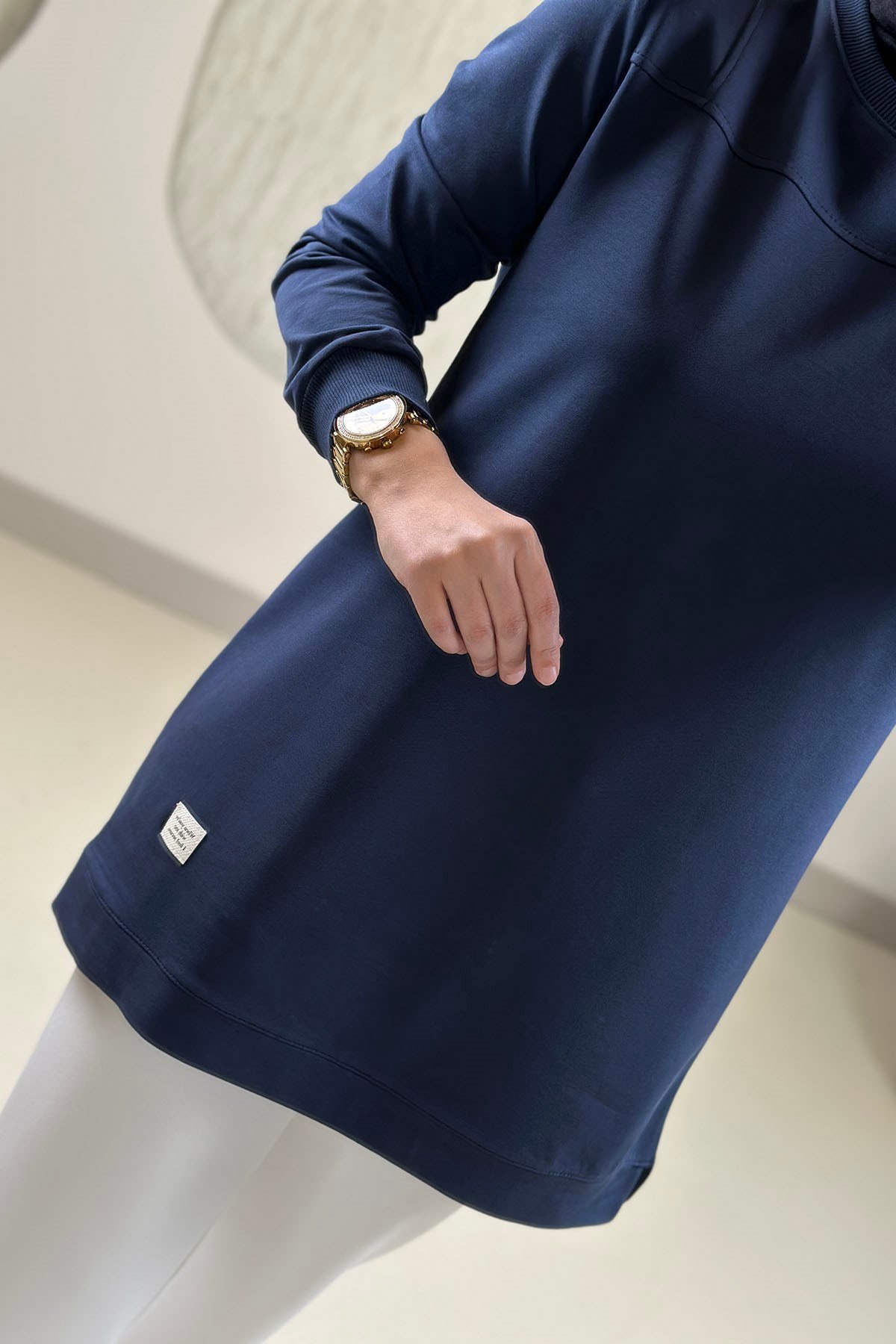 Tesettür Tunik ModelleriYaka ve Kol Ribanalı Arma Detaylı Basic Kadın Tunik Lacivert KADO 268258