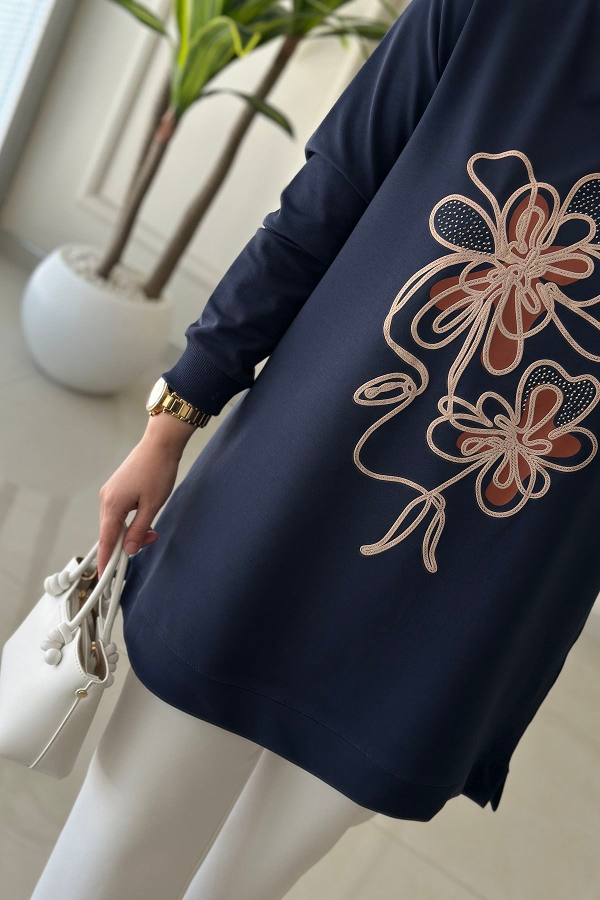 Tesettür Tunik ModelleriYaka ve Kol Ribanalı Önü Baskılı Kadın Tunik Lacivert KADO 262908 