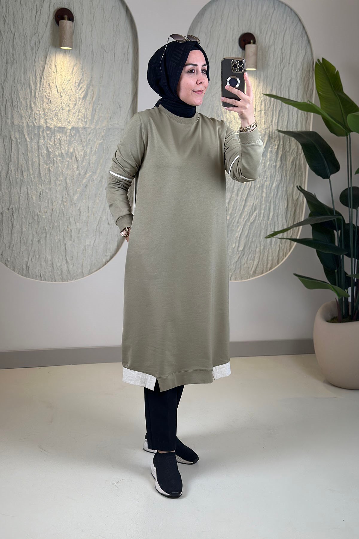 Tesettür Tunik ModelleriYaka ve Kol Ribanalı Garnili Cepli Kadın Tunik Yeşil KADO 262376