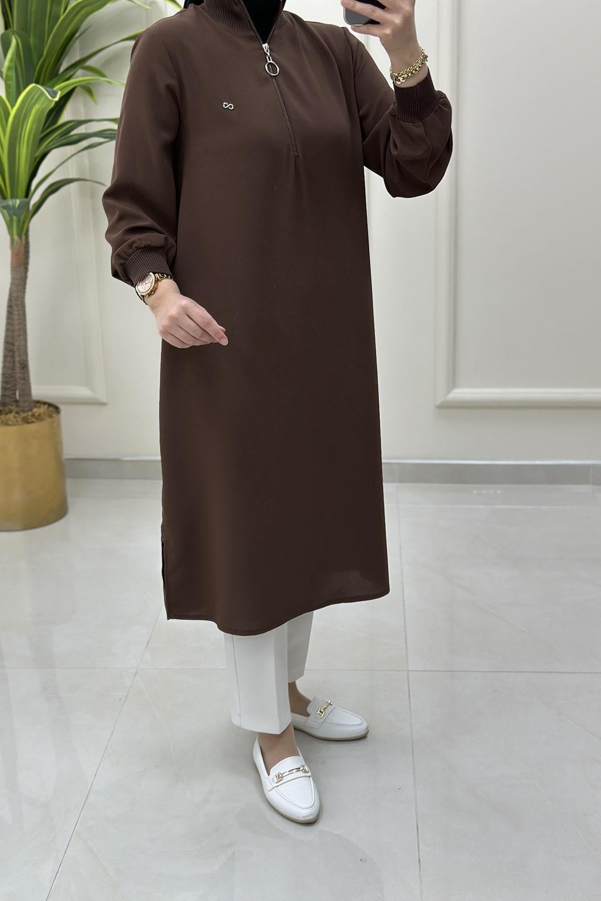 Tesettür Tunik ModelleriYaka ve Kol Ribanalı Yarım Fermuarlı Kadın Tunik Kahverengi KADO 251591