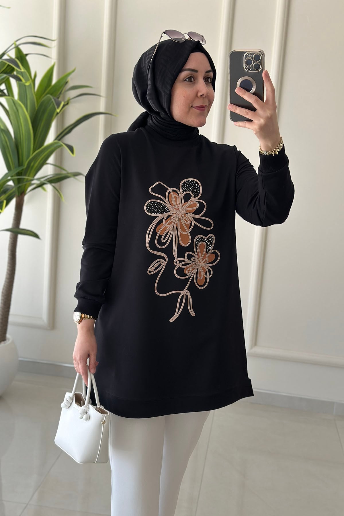 Tesettür Tunik ModelleriYaka ve Kol Ribanalı Önü Baskılı Kadın Tunik Siyah KADO 262908 