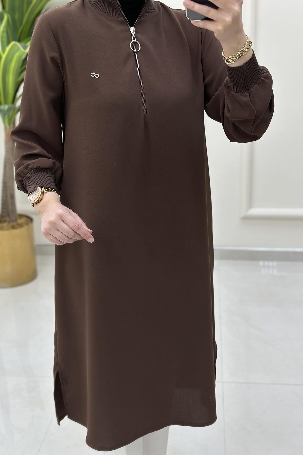 Tesettür Tunik ModelleriYaka ve Kol Ribanalı Yarım Fermuarlı Kadın Tunik Kahverengi KADO 251591