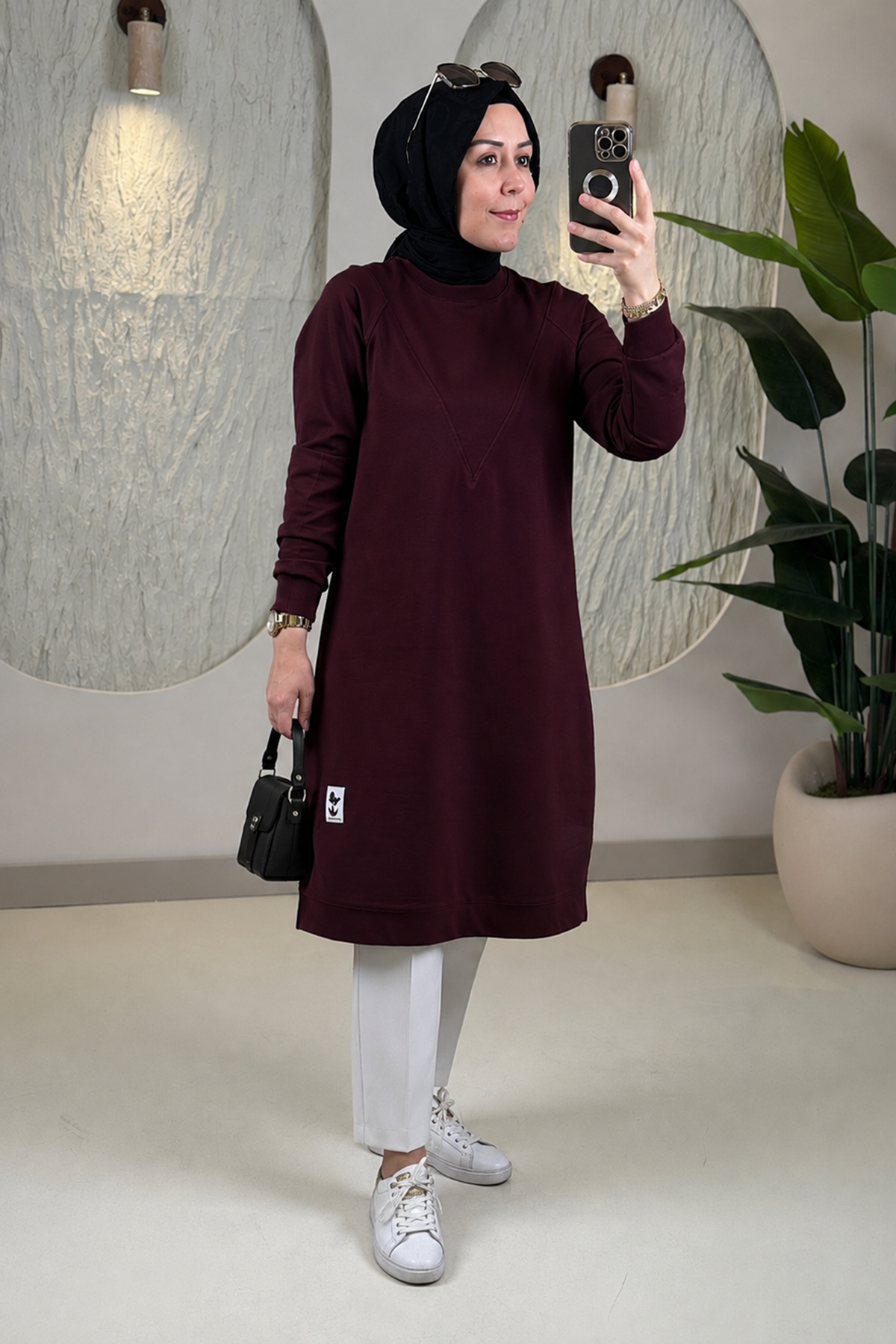 Tesettür Tunik ModelleriYaka ve Kol Ribanalı Arma Detaylı Kadın Tunik Bordo KADO 257212