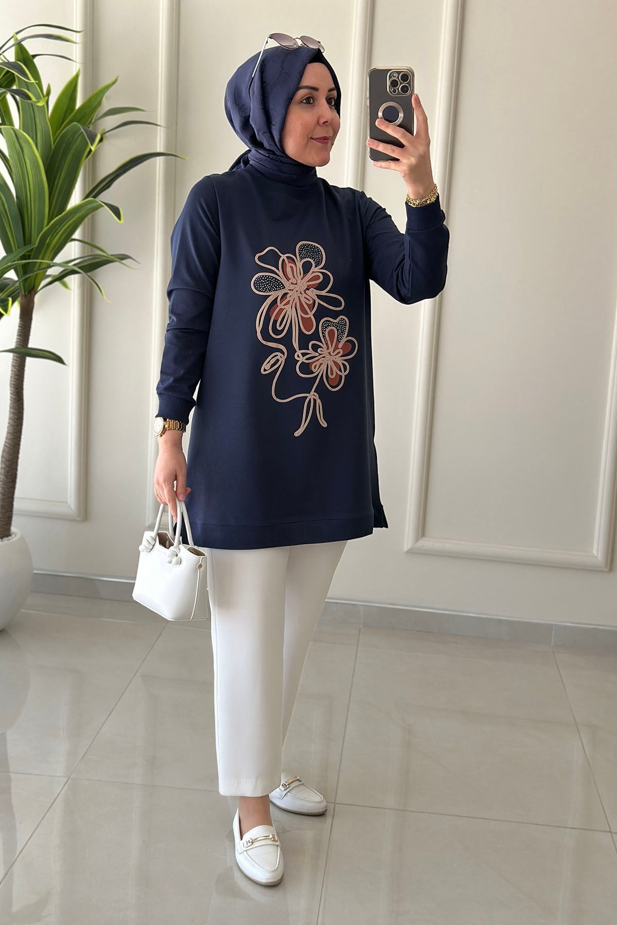 Tesettür Tunik ModelleriYaka ve Kol Ribanalı Önü Baskılı Kadın Tunik Lacivert KADO 262908 