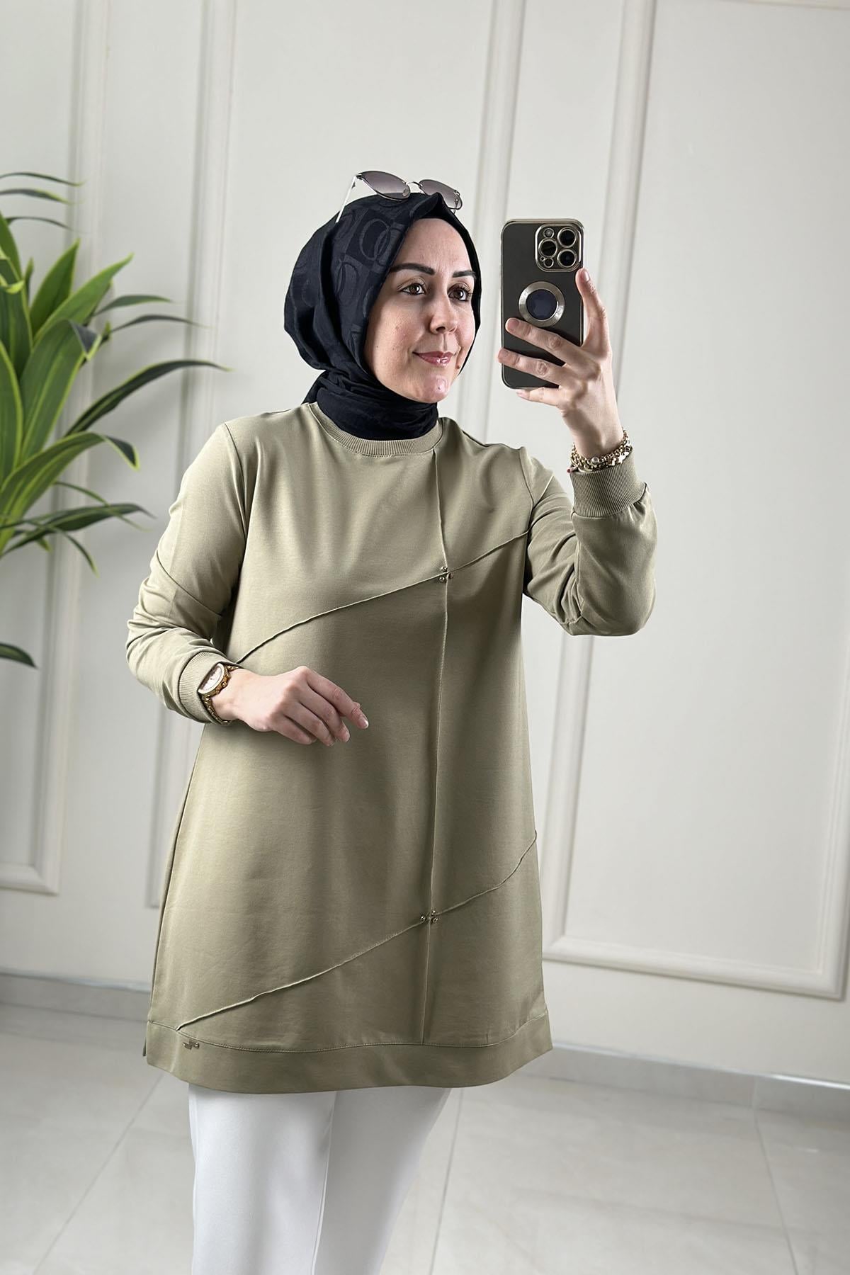 Tesettür Tunik ModelleriYaka ve Kol Ribanalı Önü Nervürlü Kadın Tunik Açık Haki KADO 262106