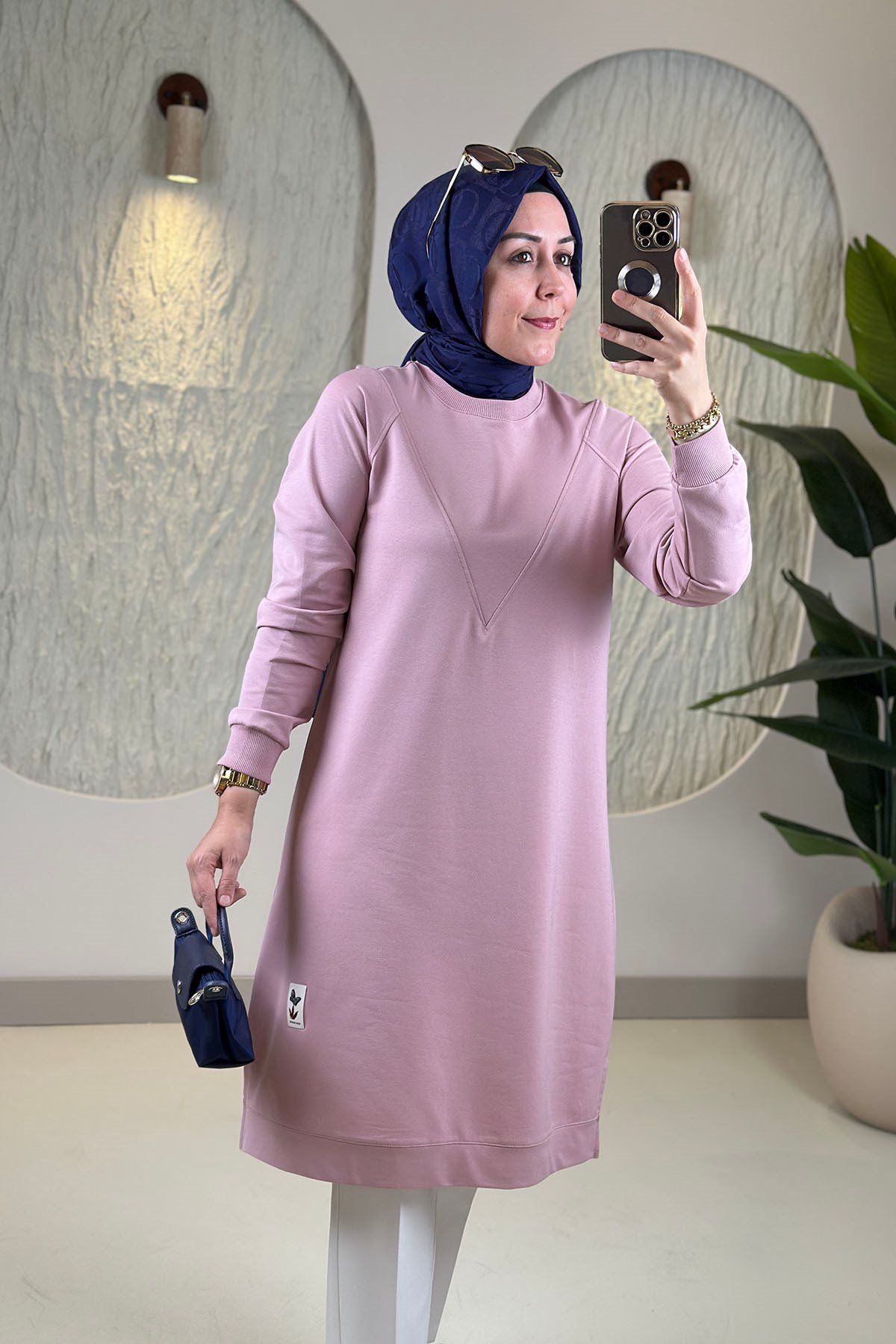 Tesettür Tunik ModelleriYaka ve Kol Ribanalı Arma Detaylı Kadın Tunik Pembe KADO 257212