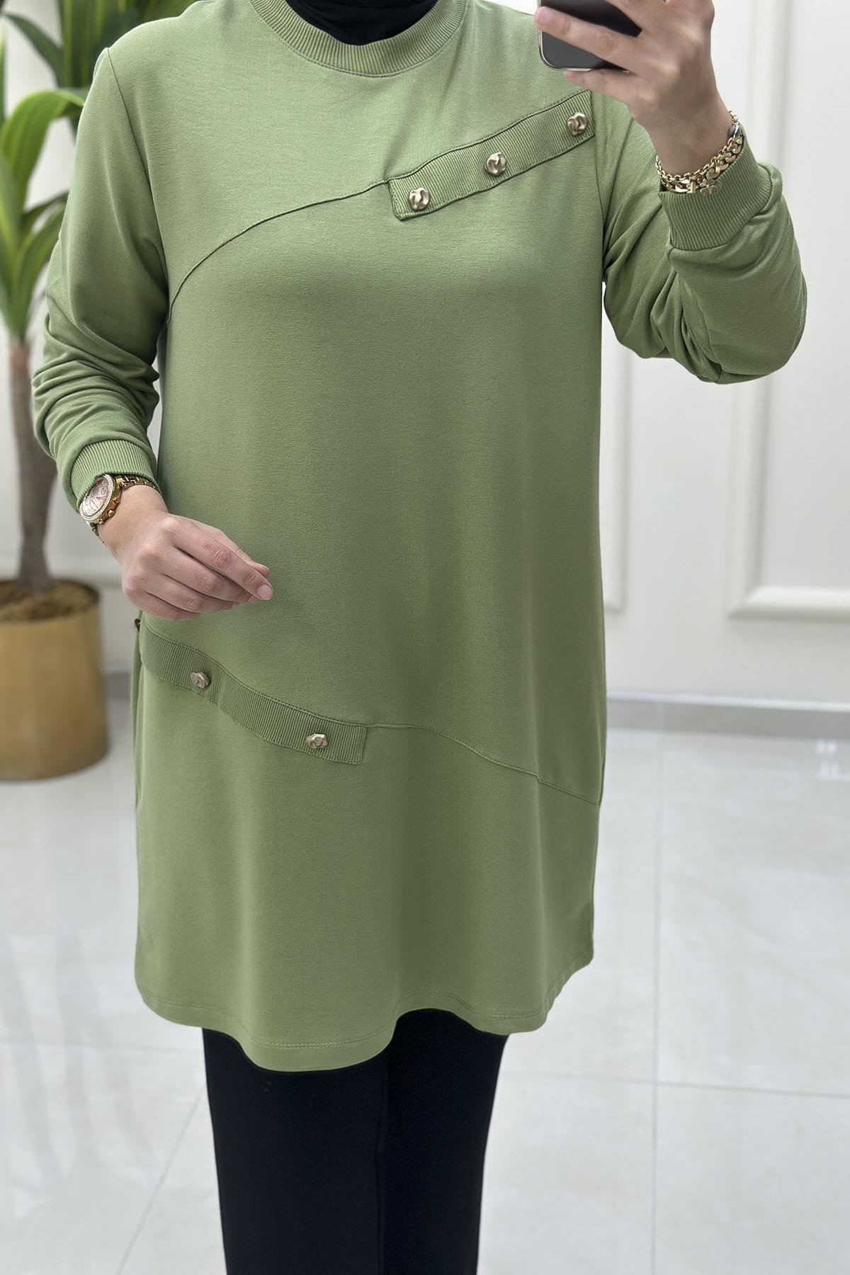 Tesettür Tunik ModelleriYaka ve Kol Ribanalı Önü Aksesuar Detaylı Kadın Tunik Fıstık Yeşili KADO 251091