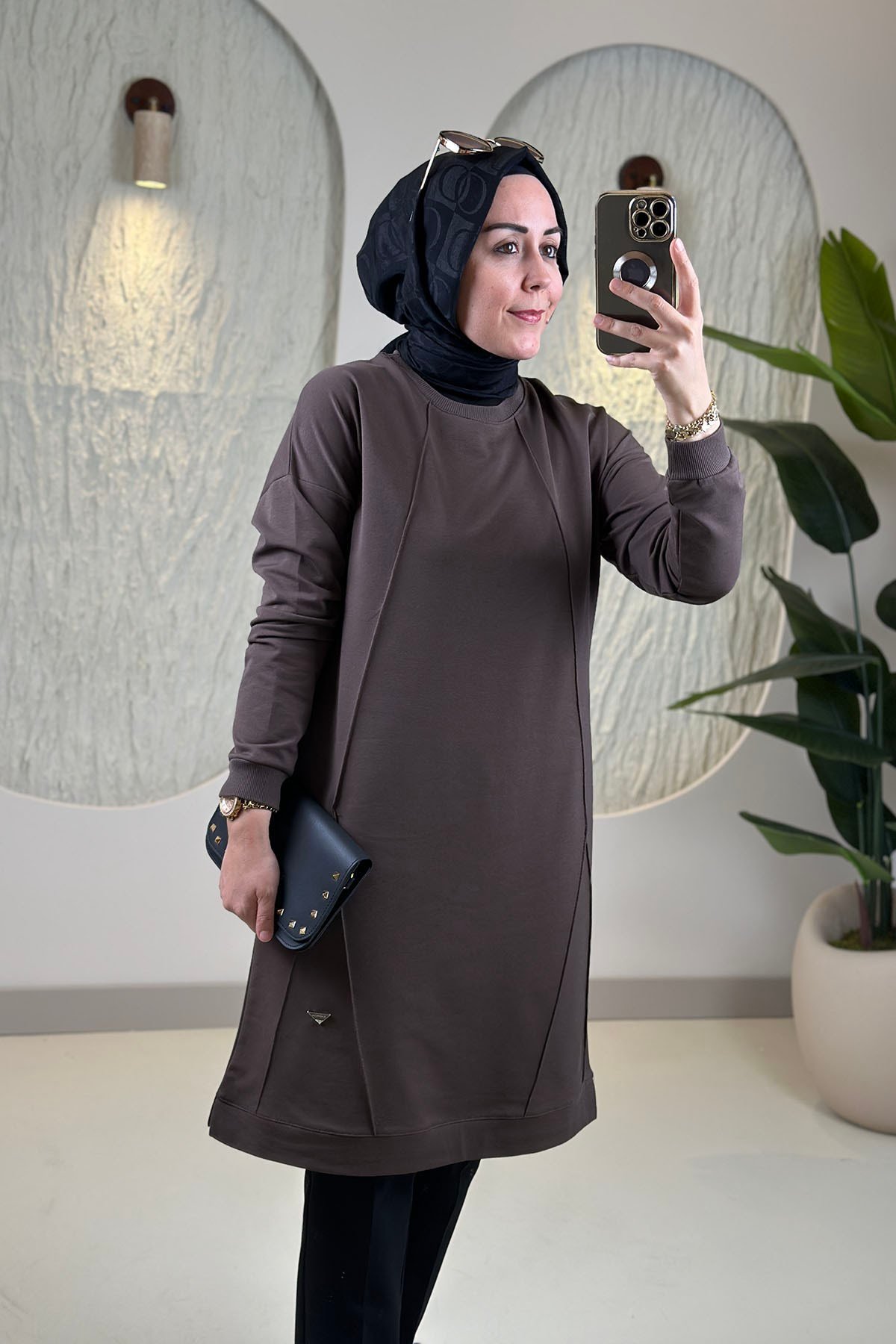 Tesettür Tunik ModelleriYaka ve Kol Ribanalı Nervürlü İki İplik Kadın Tunik Kahverengi KADO 268476 