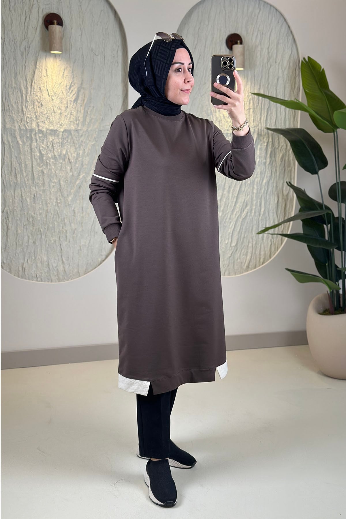 Tesettür Tunik ModelleriYaka ve Kol Ribanalı Garnili Cepli Kadın Tunik Kahverengi KADO 262376