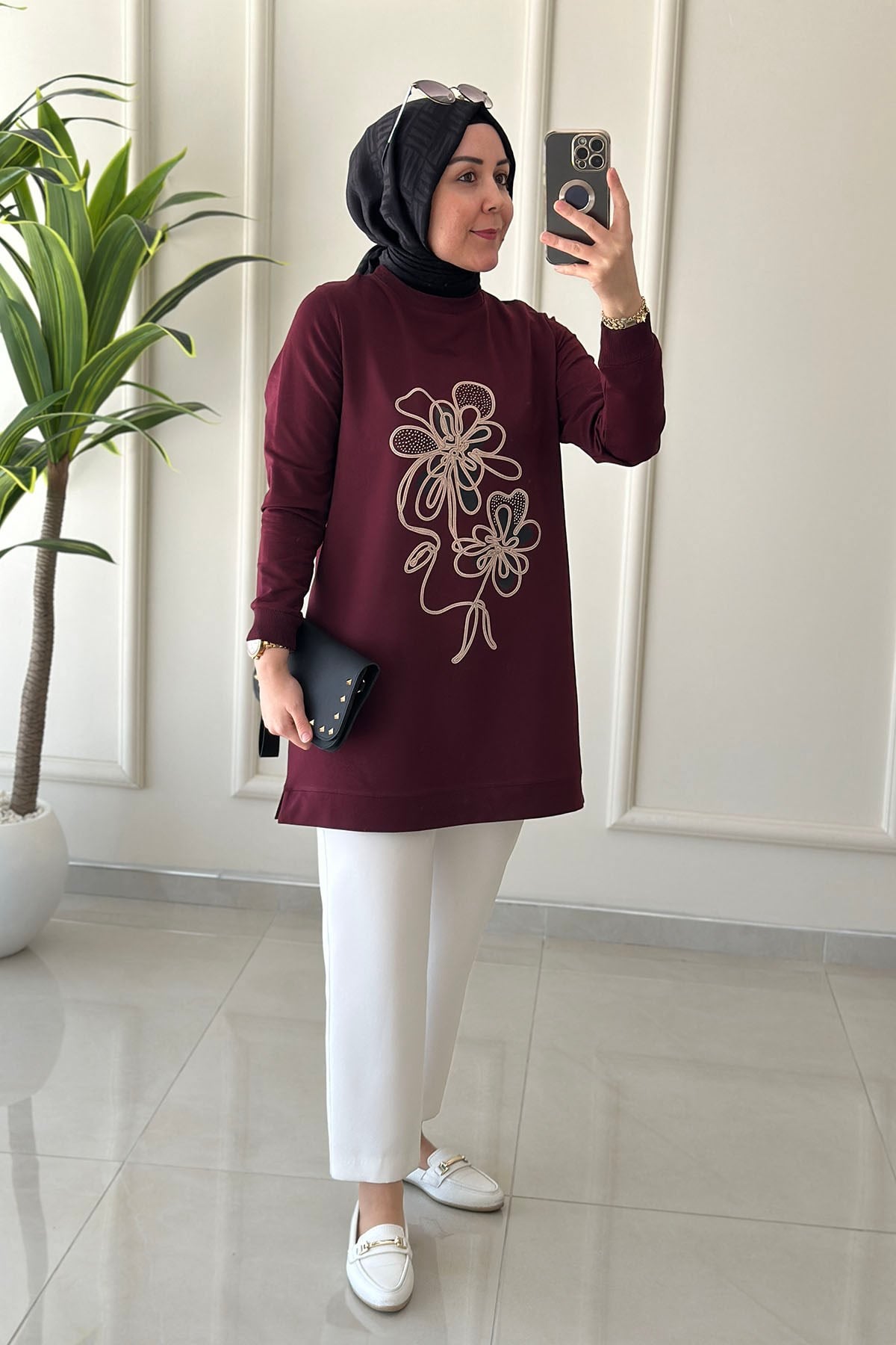 Tesettür Tunik ModelleriYaka ve Kol Ribanalı Önü Baskılı Kadın Tunik Bordo KADO 262908 