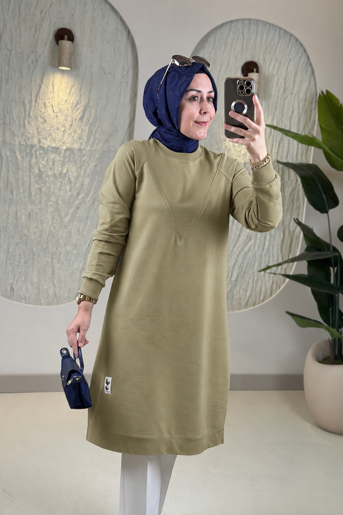 Tesettür Tunik ModelleriYaka ve Kol Ribanalı Arma Detaylı Kadın Tunik Yeşil KADO 257212