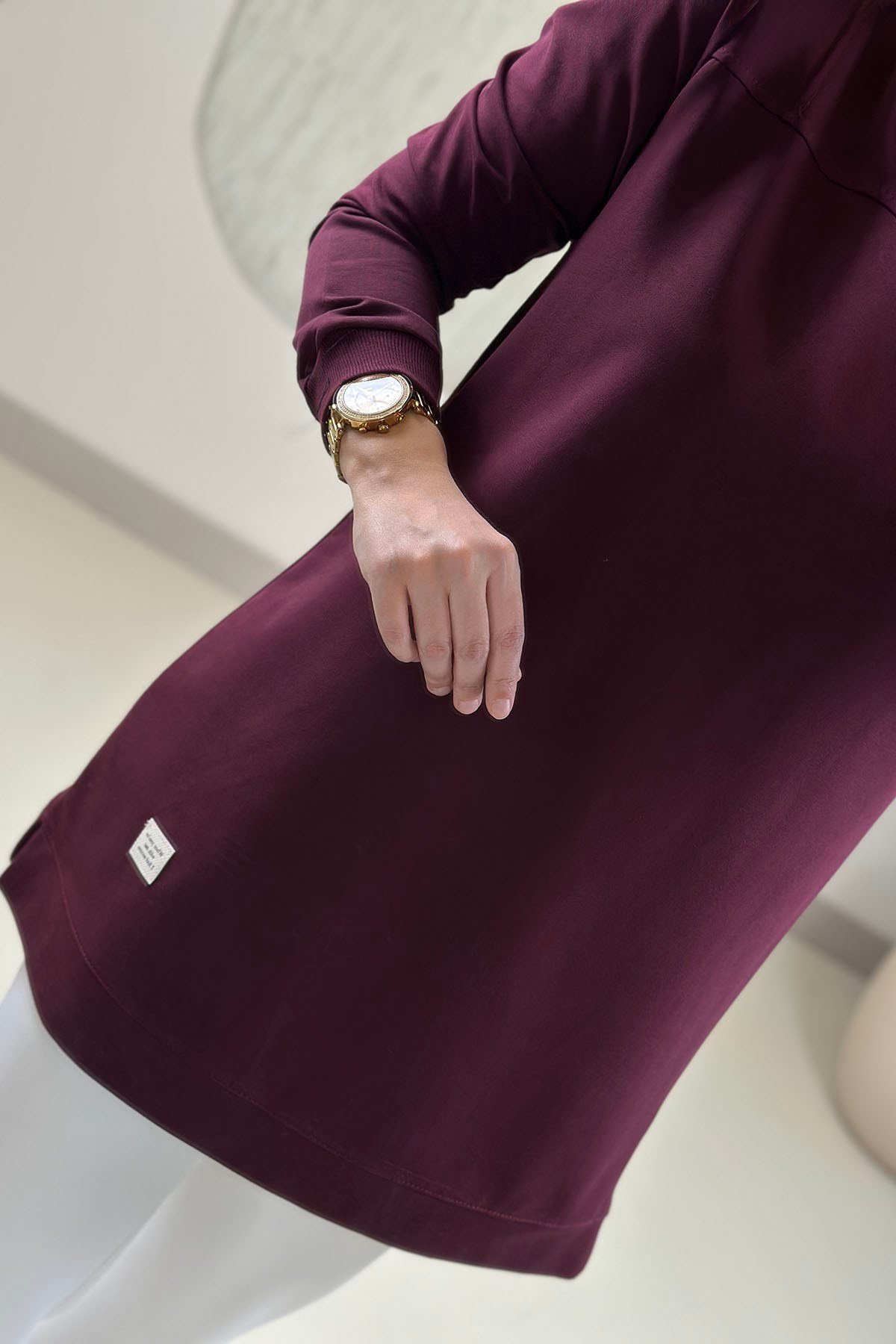 Tesettür Tunik ModelleriYaka ve Kol Ribanalı Arma Detaylı Basic Kadın Tunik Bordo KADO 268258