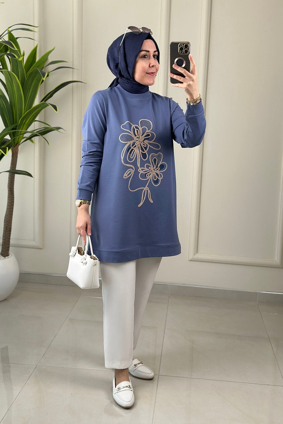 Tesettür Tunik ModelleriYaka ve Kol Ribanalı Önü Baskılı Kadın Tunik Mavi KADO 262908 