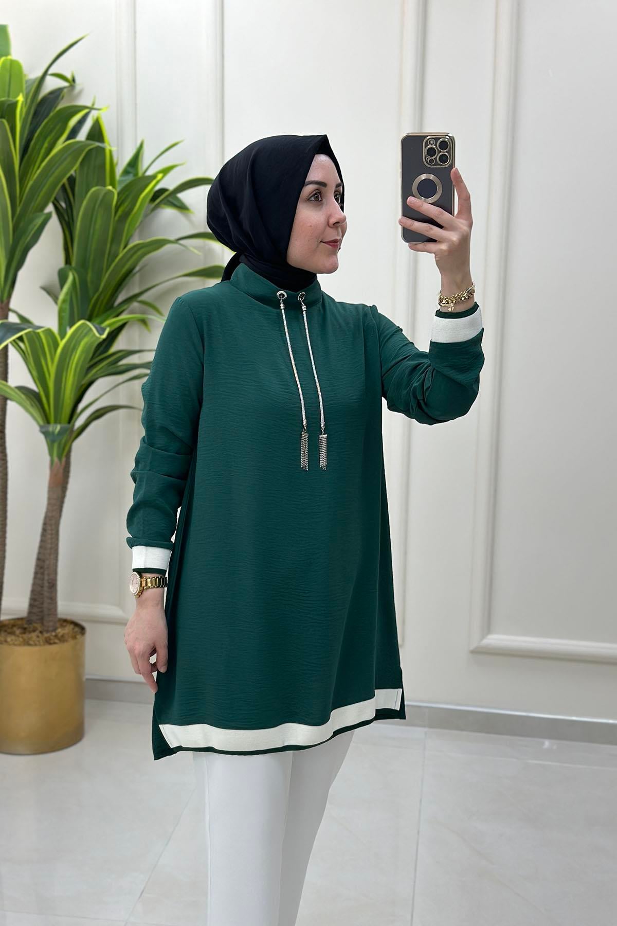 Tesettür Tunik ModelleriYaka Zincir Detaylı Kol ve Etek Ucu Ribanalı Kadın Tunik Zümrüt Yeşili KADO 251015