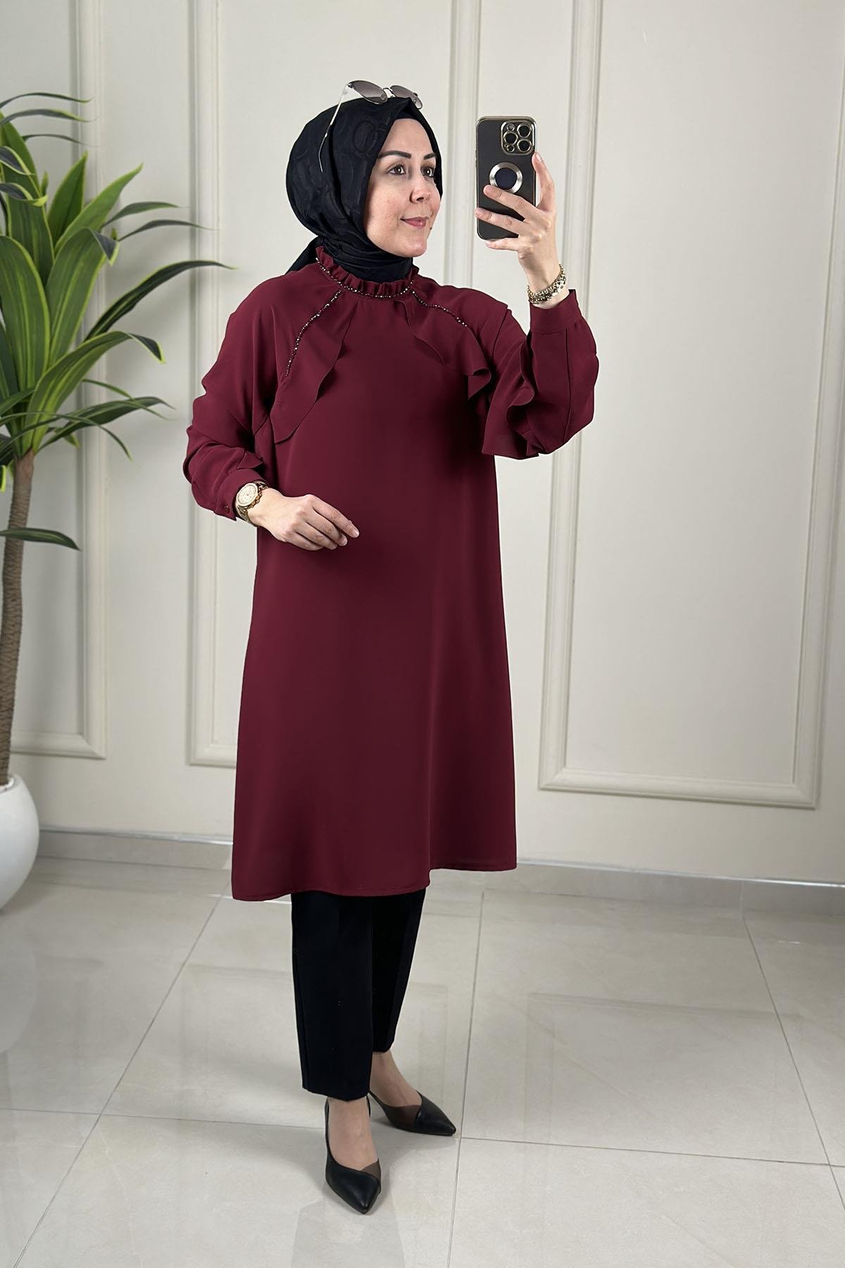 Tesettür Tunik ModelleriYakası Fırfırlı Volan ve Boncuk Detaylı Kadın Krep Tunik Bordo ALS 5190