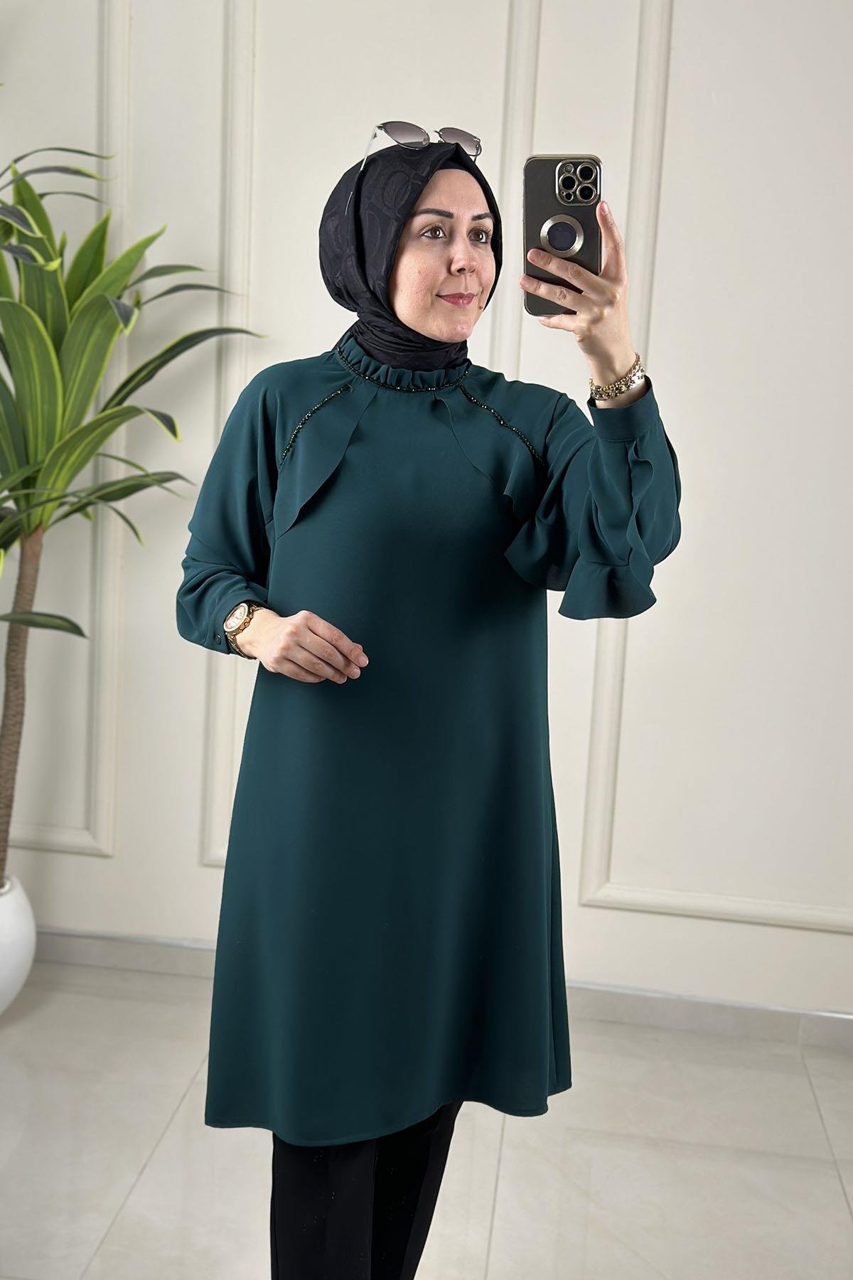 Tesettür Tunik ModelleriYakası Fırfırlı Volan ve Boncuk Detaylı Kadın Krep Tunik Zümrüt Yeşili ALS 5190
