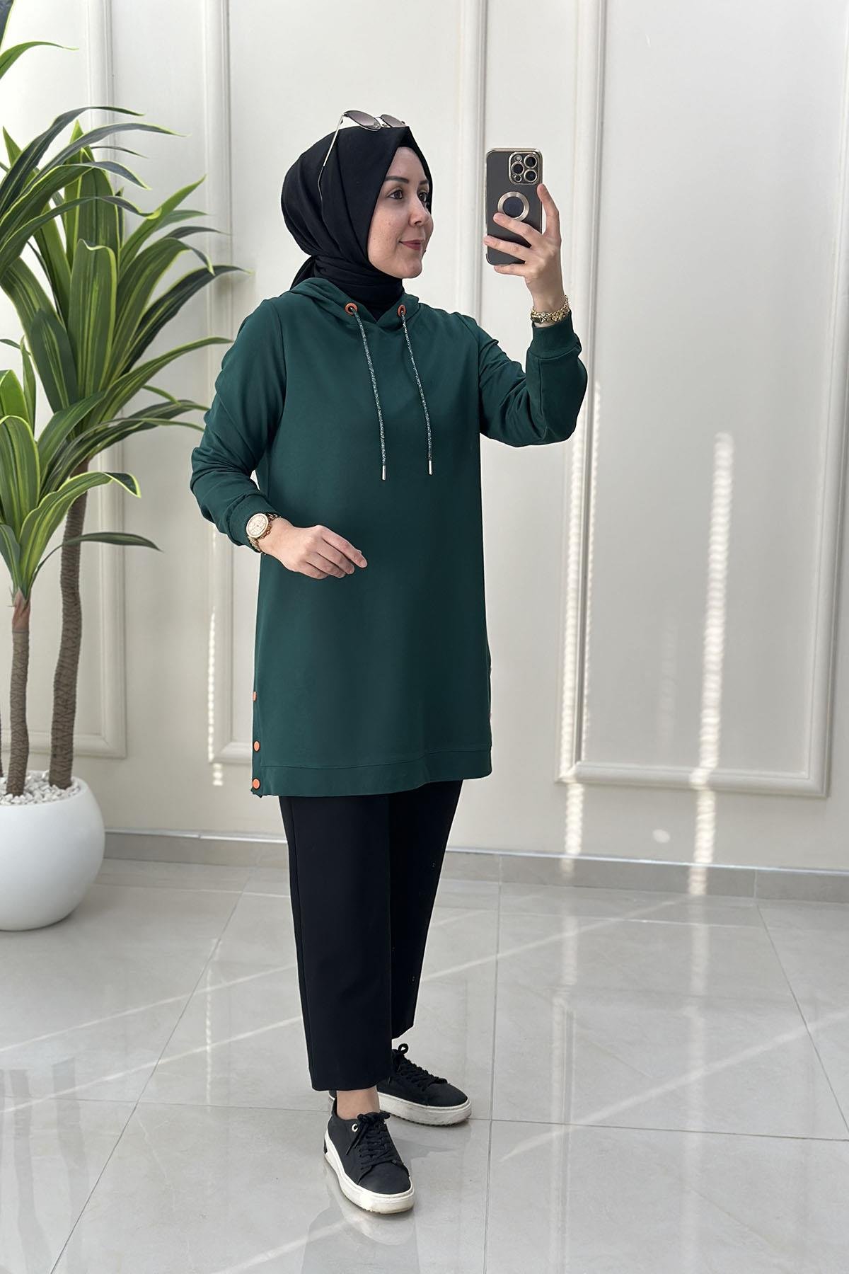Tesettür Tunik ModelleriYanı Çıtçıtlı Kol Ribanalı Kapüşonlu Kadın Tunik Zümrüt Yeşili KADO 8064