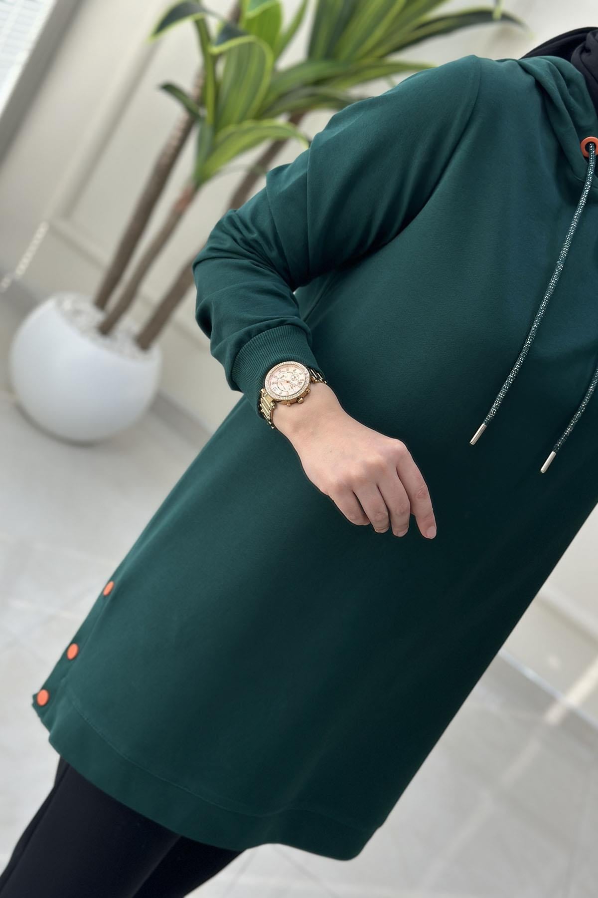 Tesettür Tunik ModelleriYanı Çıtçıtlı Kol Ribanalı Kapüşonlu Kadın Tunik Zümrüt Yeşili KADO 8064