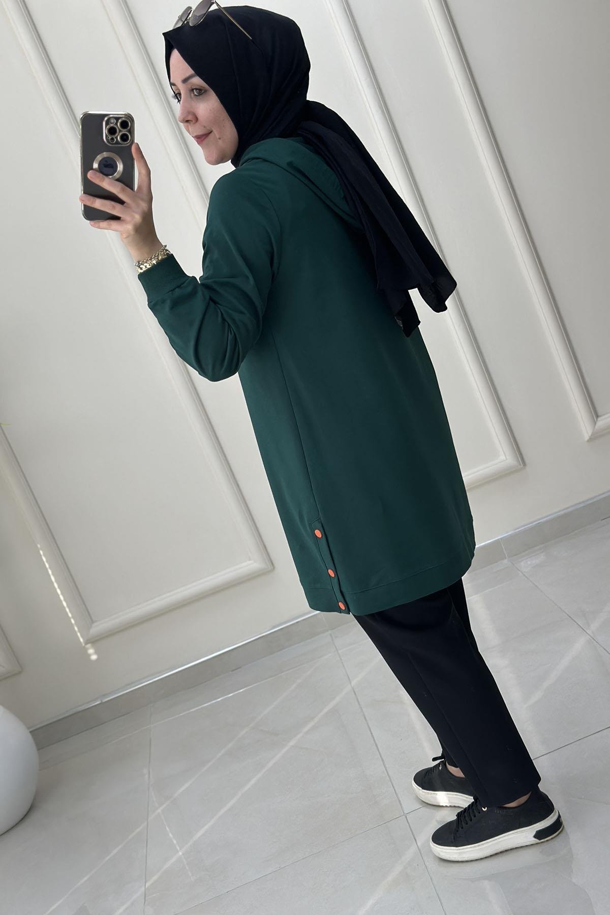 Tesettür Tunik ModelleriYanı Çıtçıtlı Kol Ribanalı Kapüşonlu Kadın Tunik Zümrüt Yeşili KADO 8064
