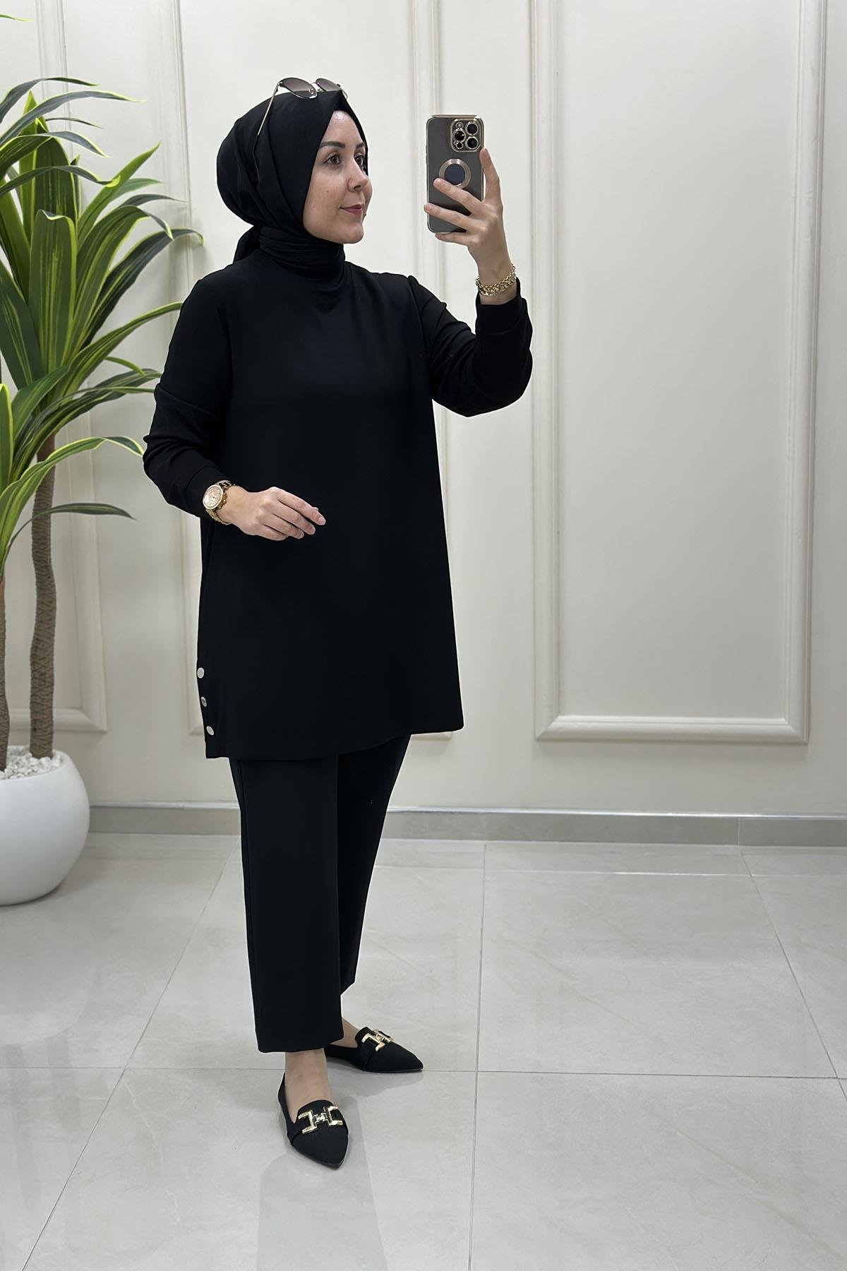 Tesettür Tunik ModelleriYanı Yırtmaç Çıtçıt Detaylı Fitilli Kadın Tunik Siyah KADO 257304