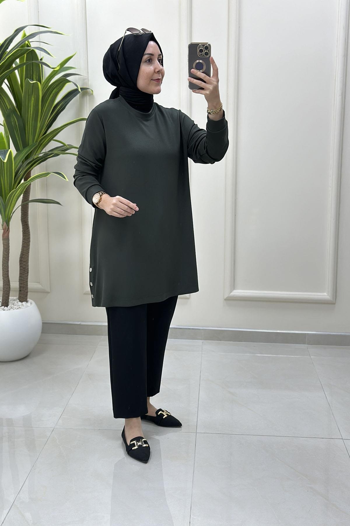 Tesettür Tunik ModelleriYanı Yırtmaç Çıtçıt Detaylı Fitilli Kadın Tunik Haki KADO 257304