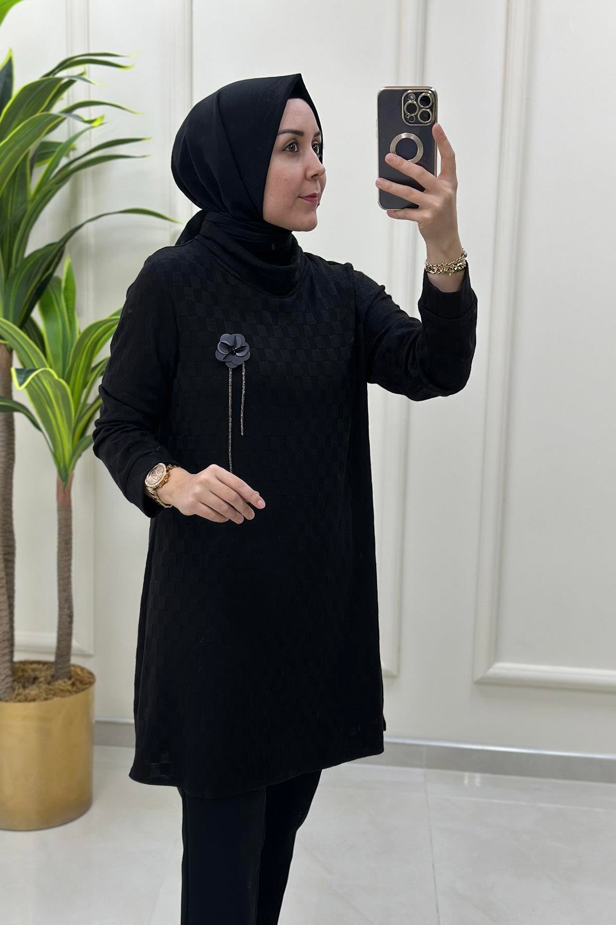 Tesettür TunikDama Desen Degaje Yaka Broşlu Triko Kadın Tunik Siyah QTN 2866