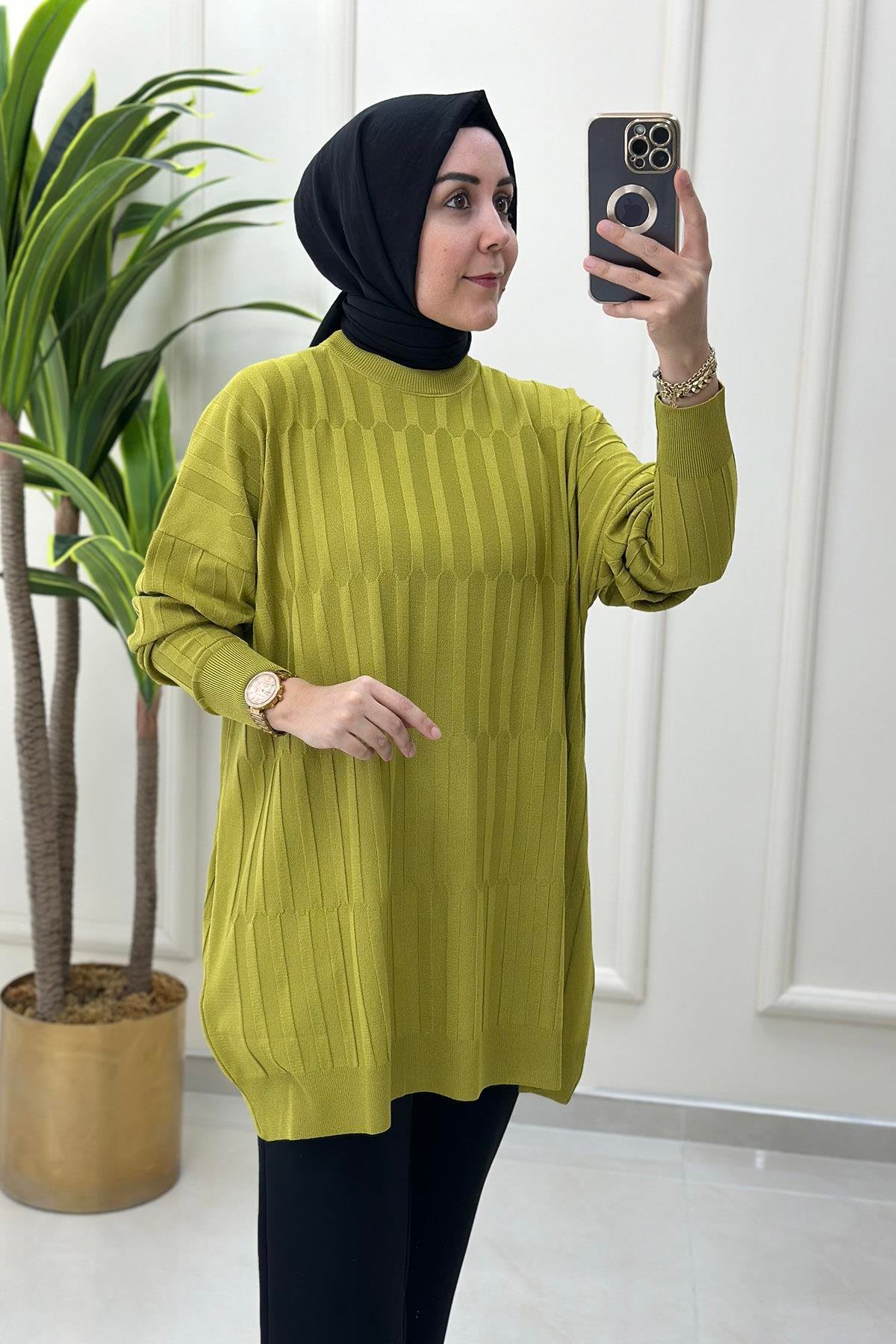 Tesettür TunikDüşük Omuz Kendinden Desenli Triko Kadın Tunik Yağ Yeşili KADO 9167