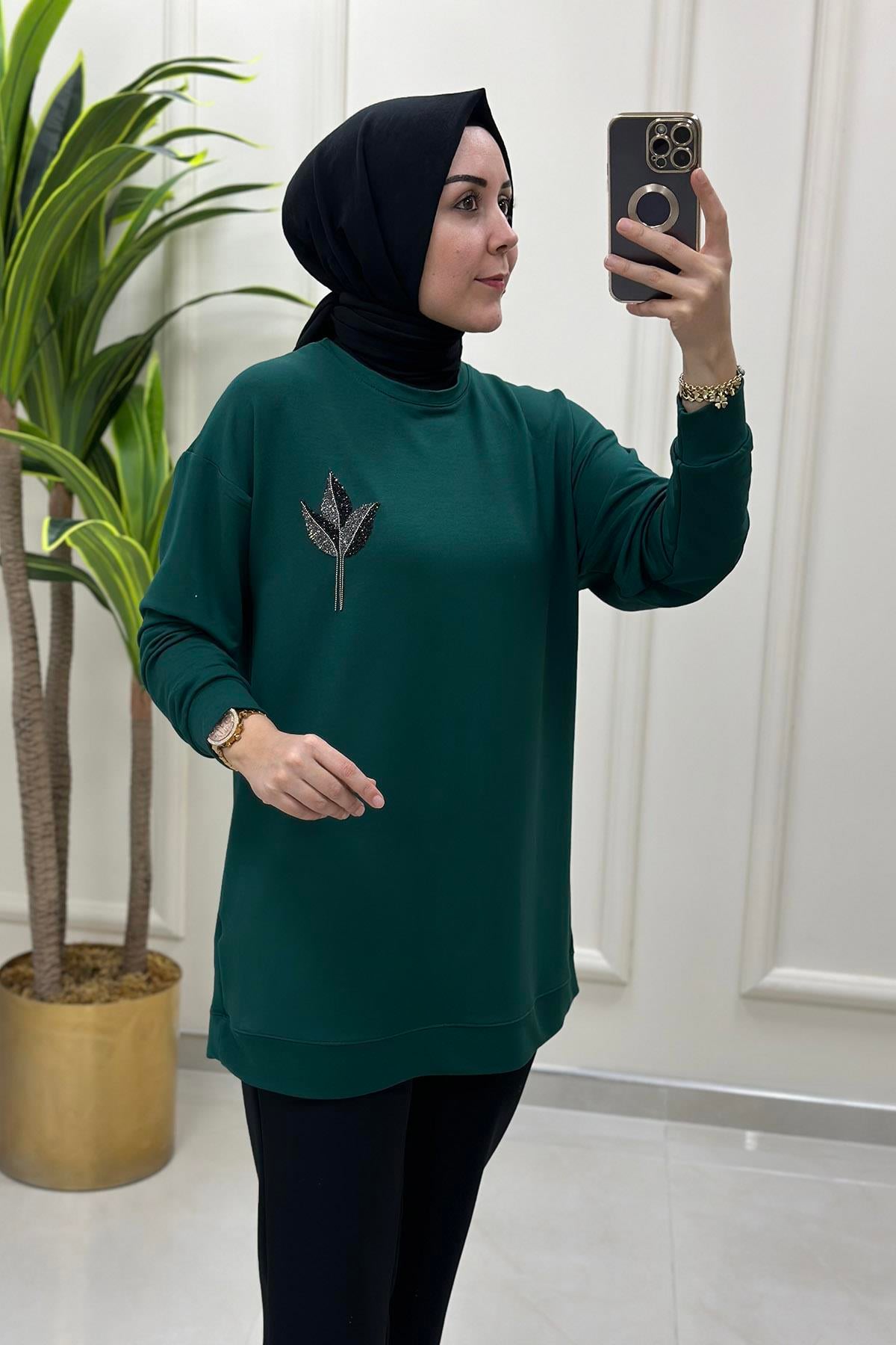 Tesettür TunikDüşük Omuz Lale Aksesuar Detaylı Kadın Tunik Zümrüt Yeşili KADO 4706 