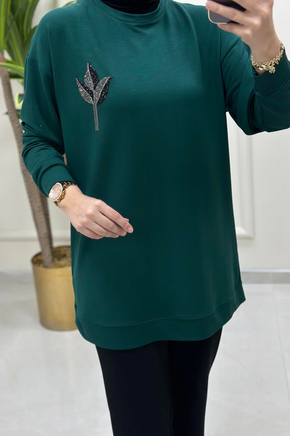Tesettür TunikDüşük Omuz Lale Aksesuar Detaylı Kadın Tunik Zümrüt Yeşili KADO 4706 