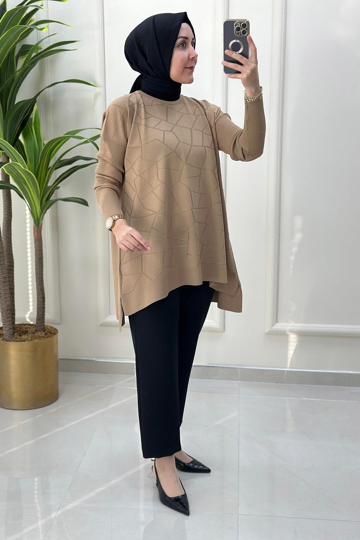 Tesettür TunikDüşük Omuz Önü Desenli Kadın Triko Tunik Camel KADO 23718