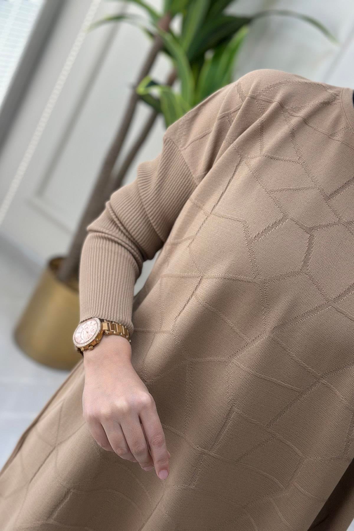 Tesettür TunikDüşük Omuz Önü Desenli Kadın Triko Tunik Camel KADO 23718
