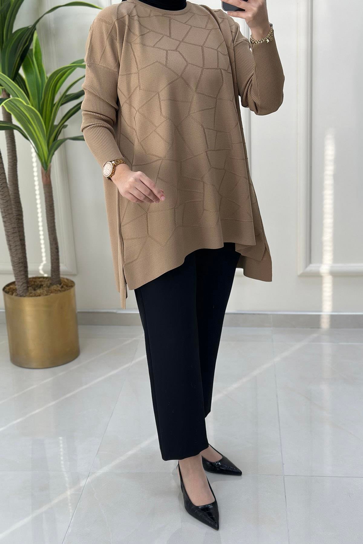 Tesettür TunikDüşük Omuz Önü Desenli Kadın Triko Tunik Camel KADO 23718