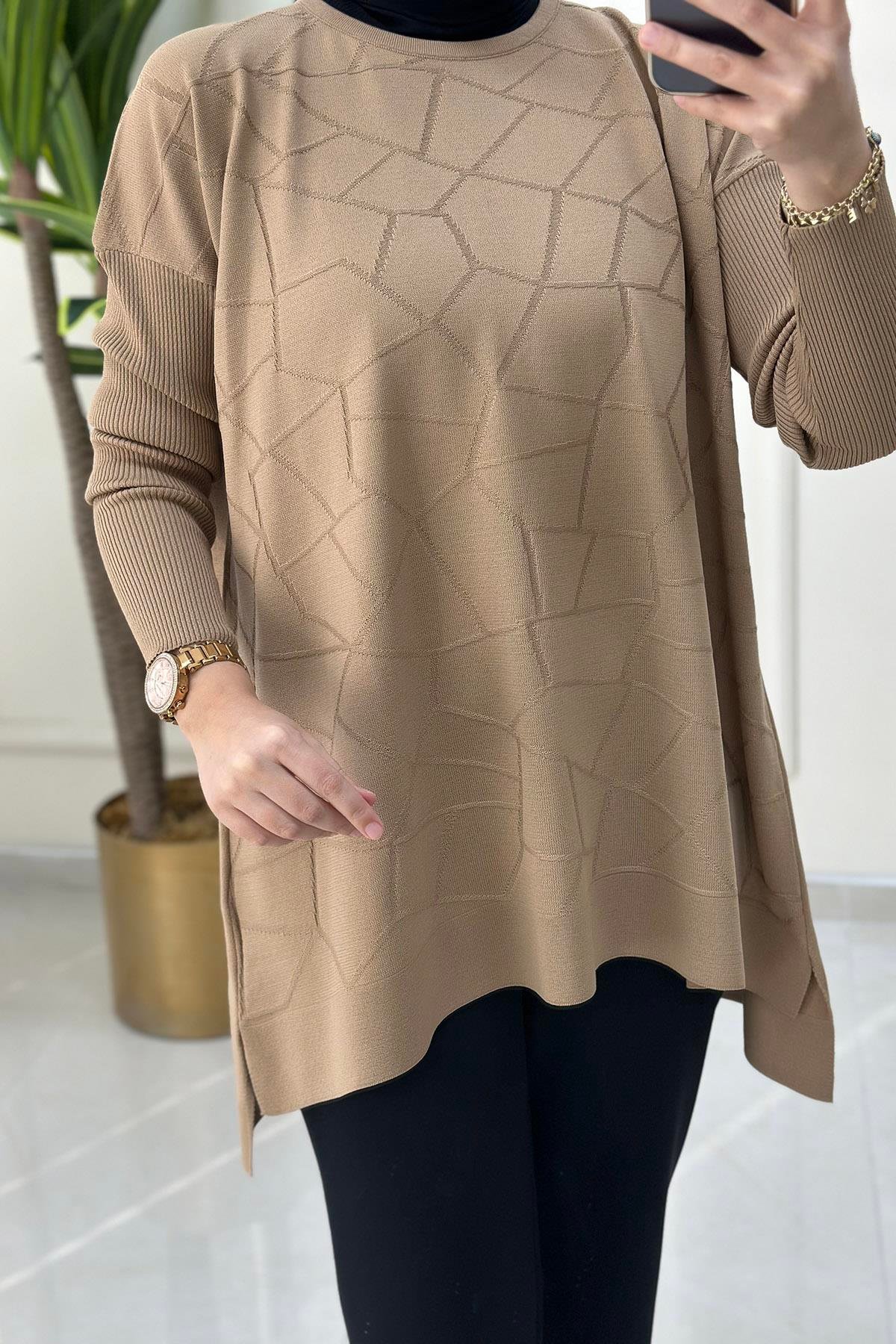 Tesettür TunikDüşük Omuz Önü Desenli Kadın Triko Tunik Camel KADO 23718