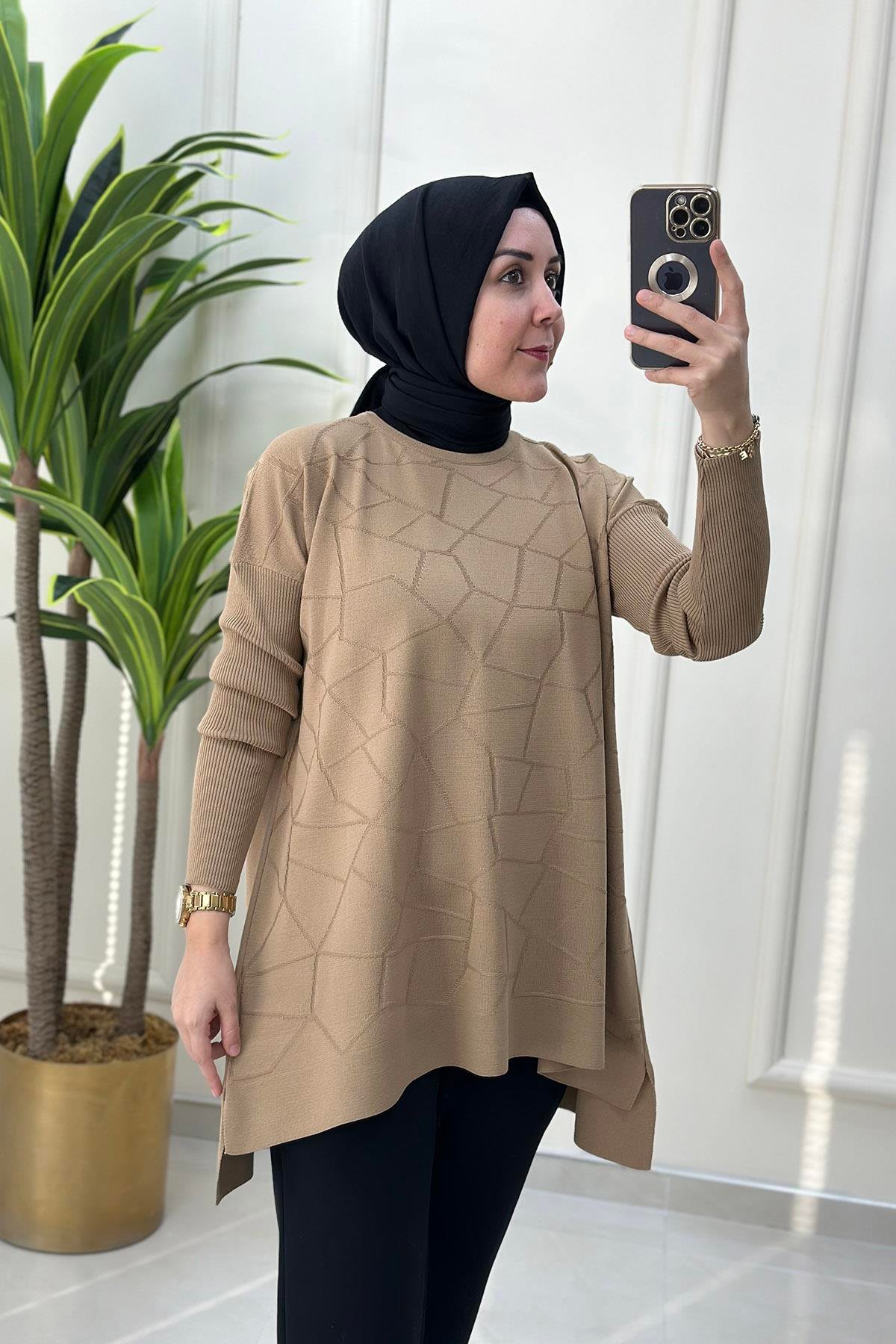 Tesettür TunikDüşük Omuz Önü Desenli Kadın Triko Tunik Camel KADO 23718