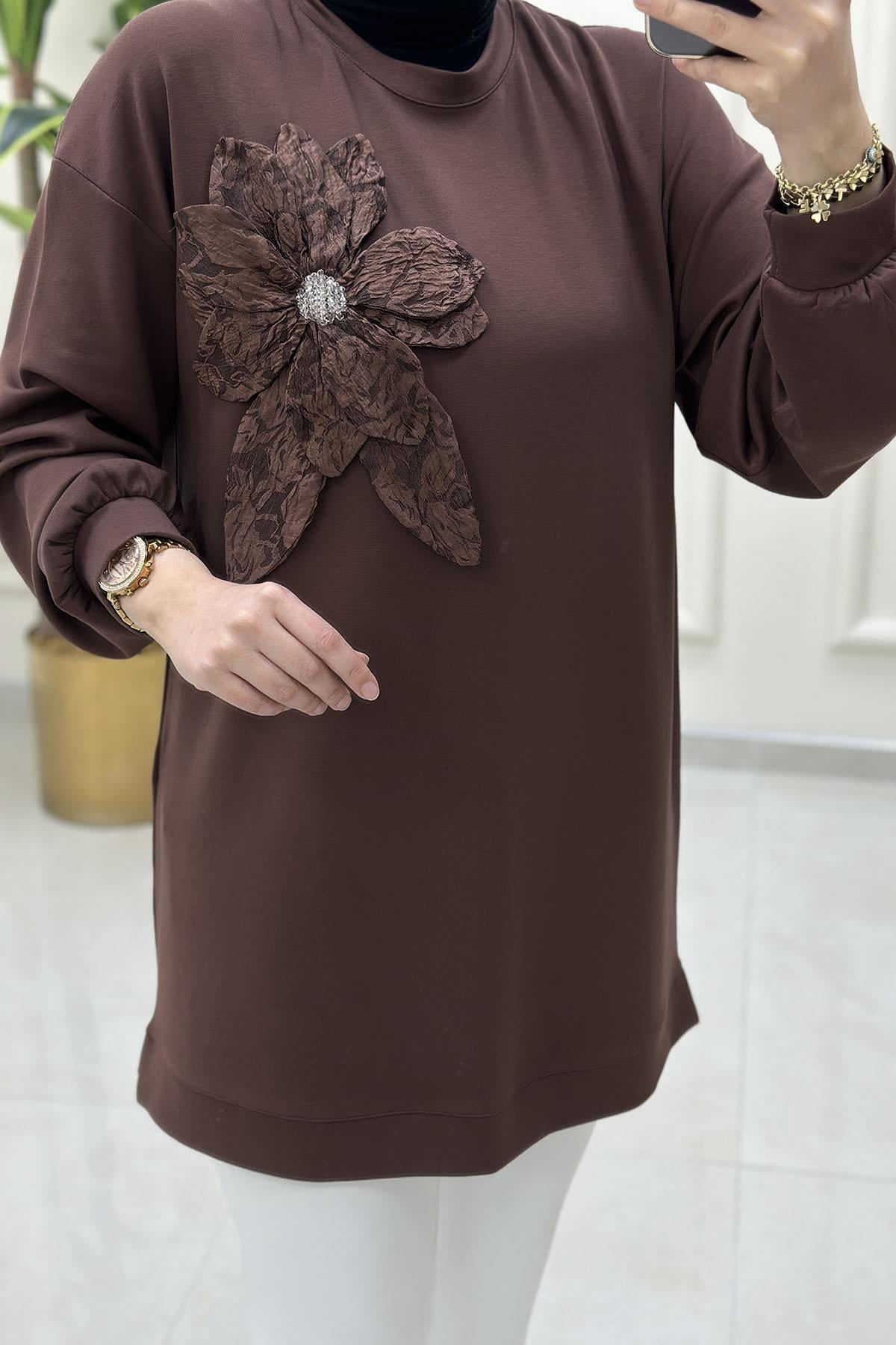 Tesettür TunikDüşük Omuz Önü Jakar Çiçek Aksesuarlı Kadın Tunik Kahverengi KADO 251342
