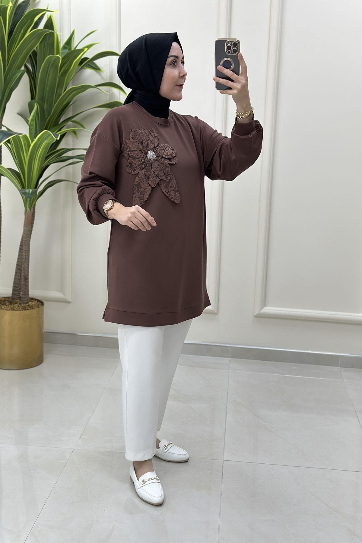 Tesettür TunikDüşük Omuz Önü Jakar Çiçek Aksesuarlı Kadın Tunik Kahverengi KADO 251342