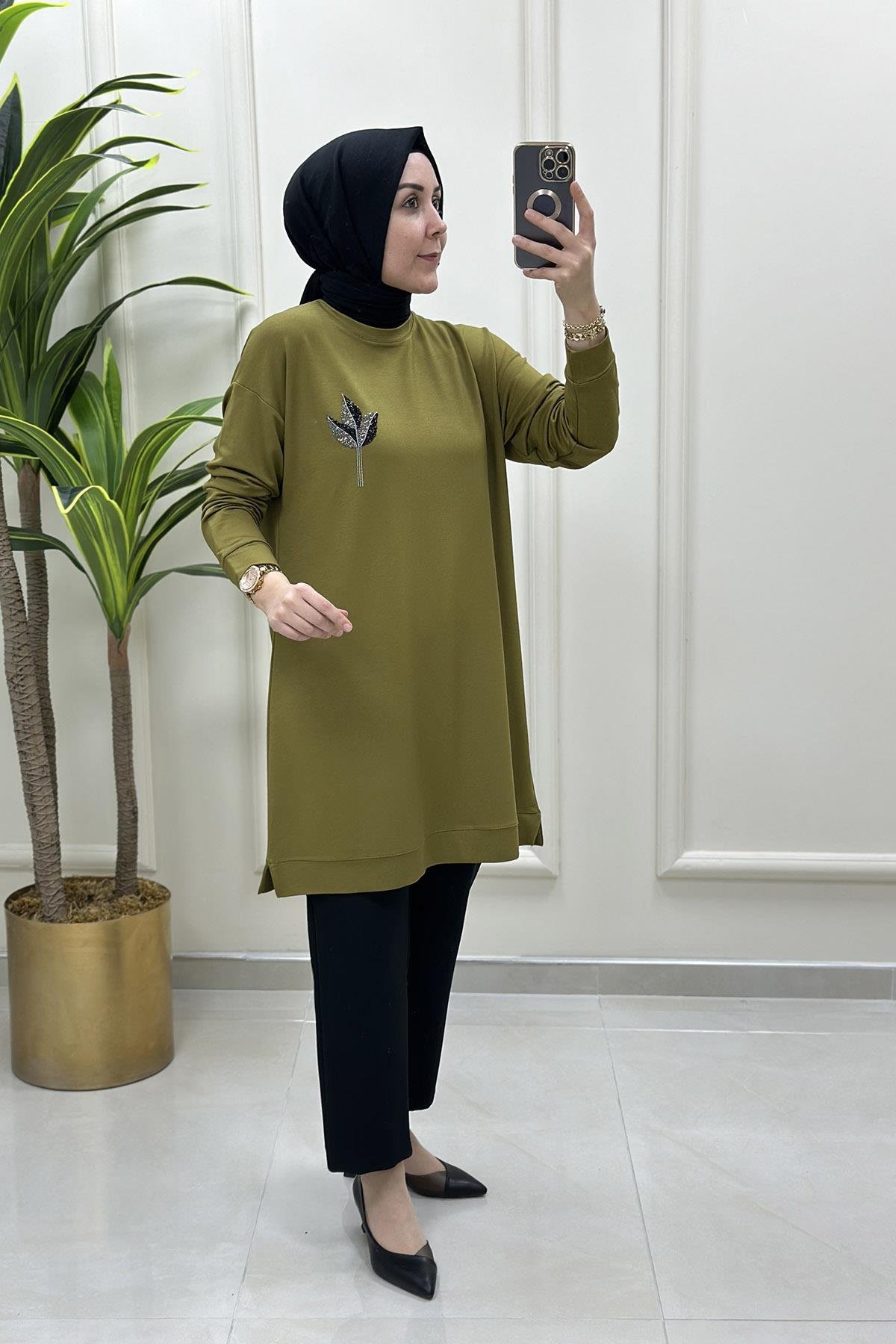 Tesettür TunikDüşük Omuz Taşlı Lale Baskılı Kadın Tunik Yağ Yeşili KADO 9653