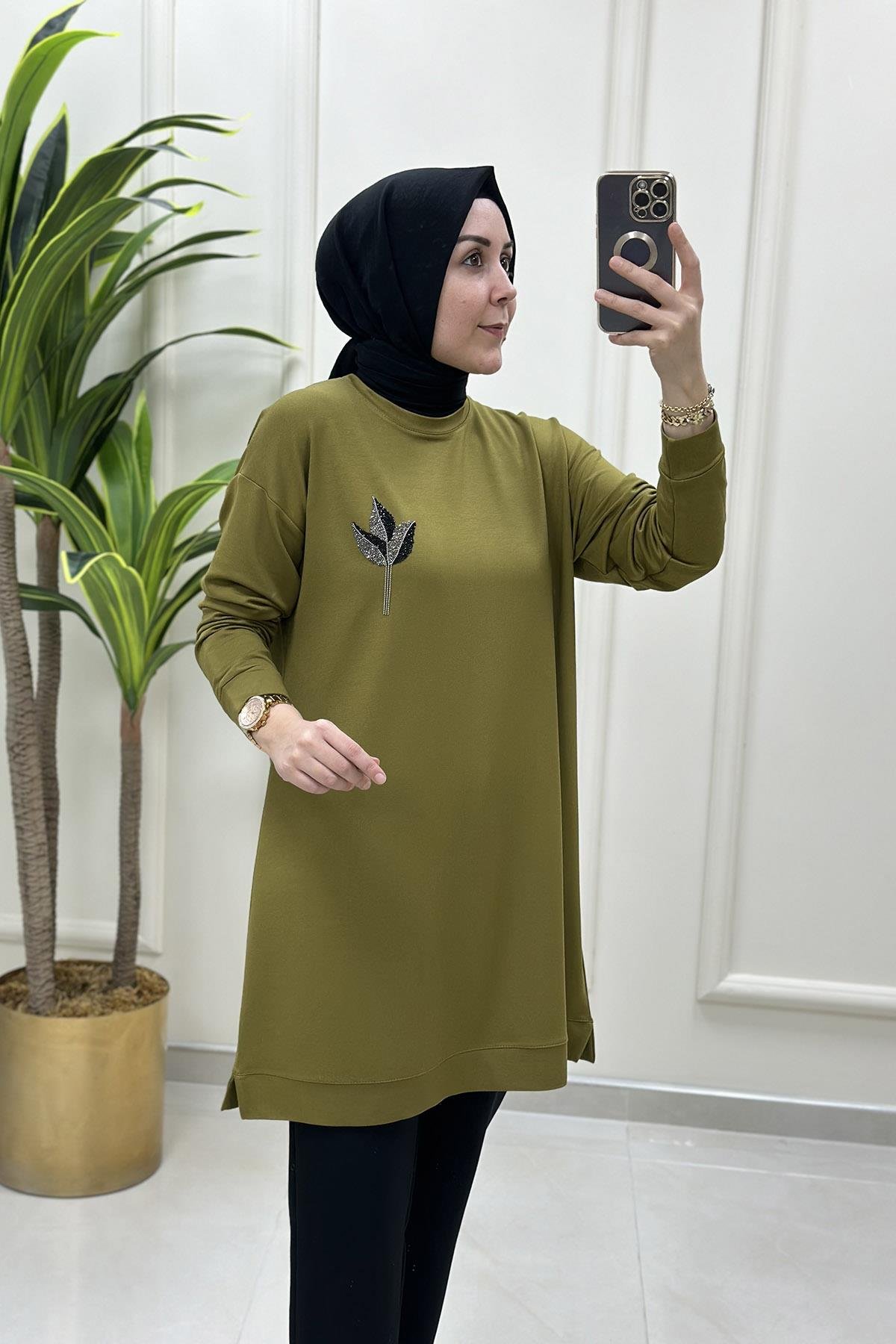 Tesettür TunikDüşük Omuz Taşlı Lale Baskılı Kadın Tunik Yağ Yeşili KADO 9653