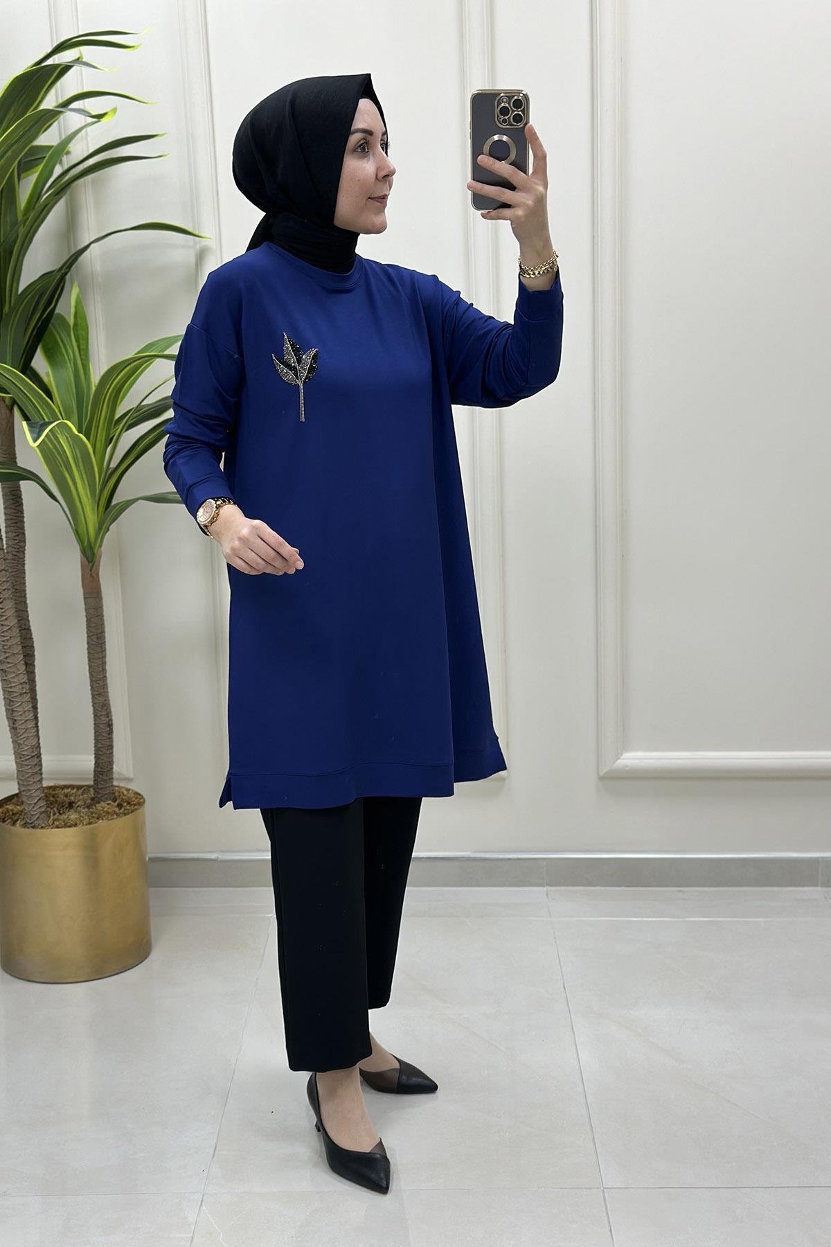 Tesettür TunikDüşük Omuz Taşlı Lale Baskılı Kadın Tunik Koyu Saks Mavisi KADO 9653