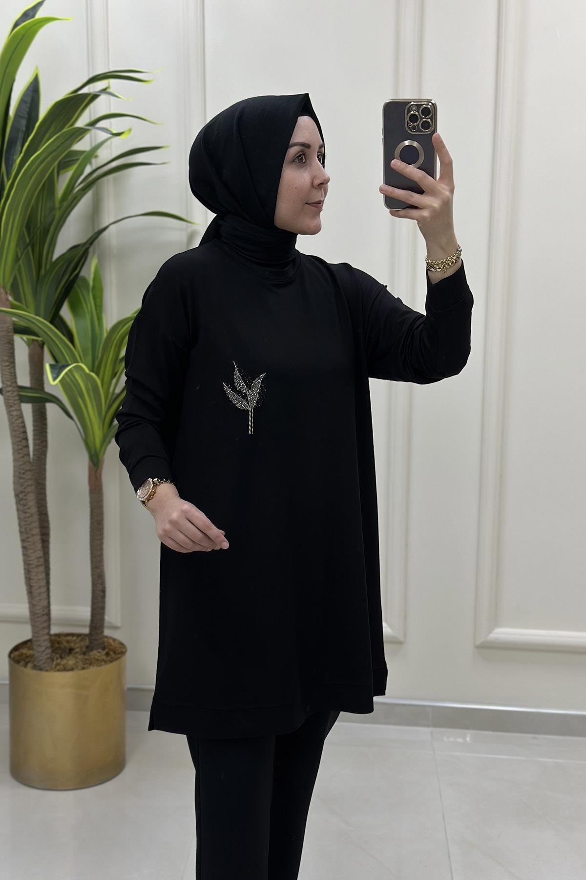 Tesettür TunikDüşük Omuz Taşlı Lale Baskılı Kadın Tunik Siyah KADO 9653