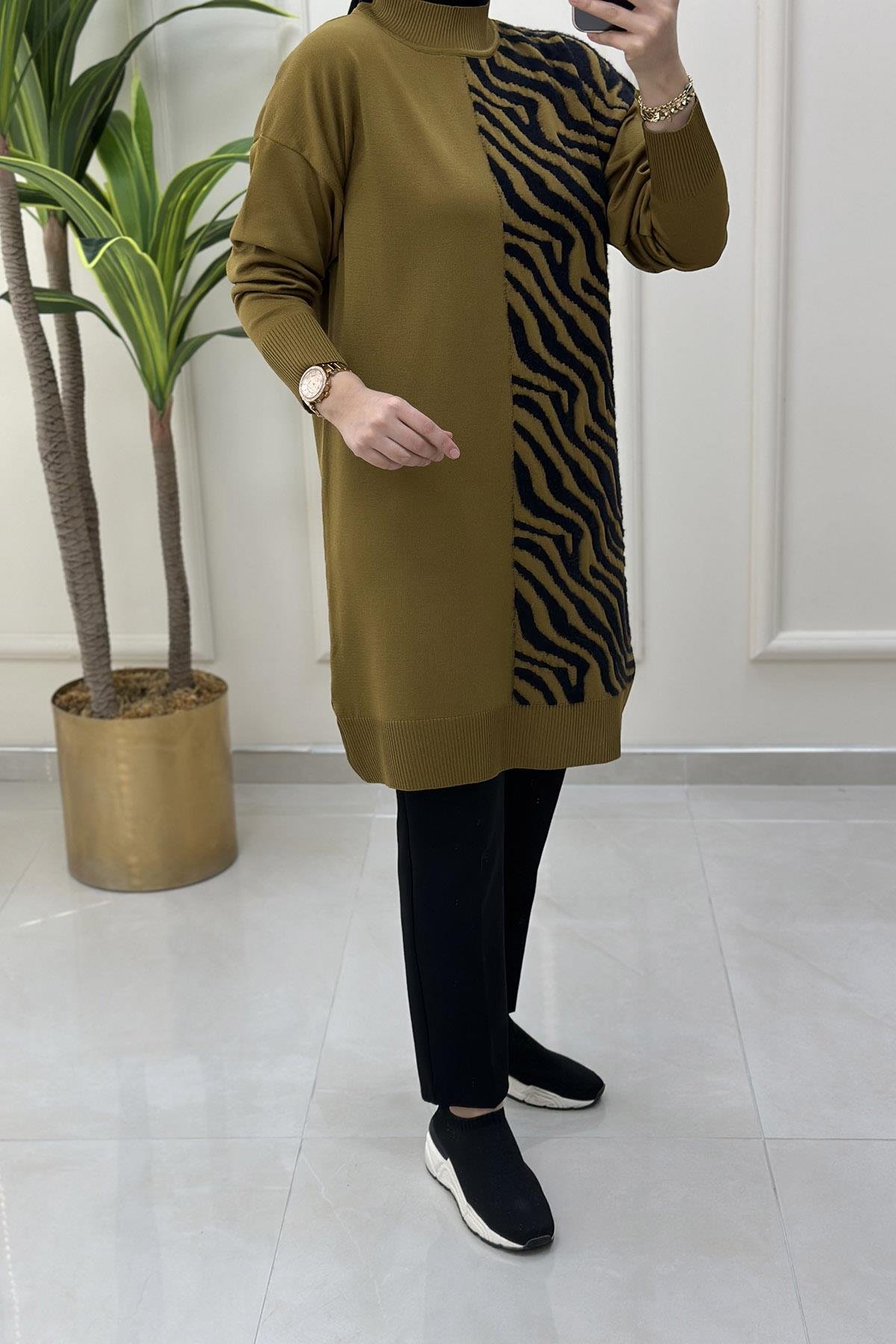 Tesettür TunikDüşük Omuz Zebra Desen Garnili Triko Kadın Tunik Yağ Yeşili KADO 46107