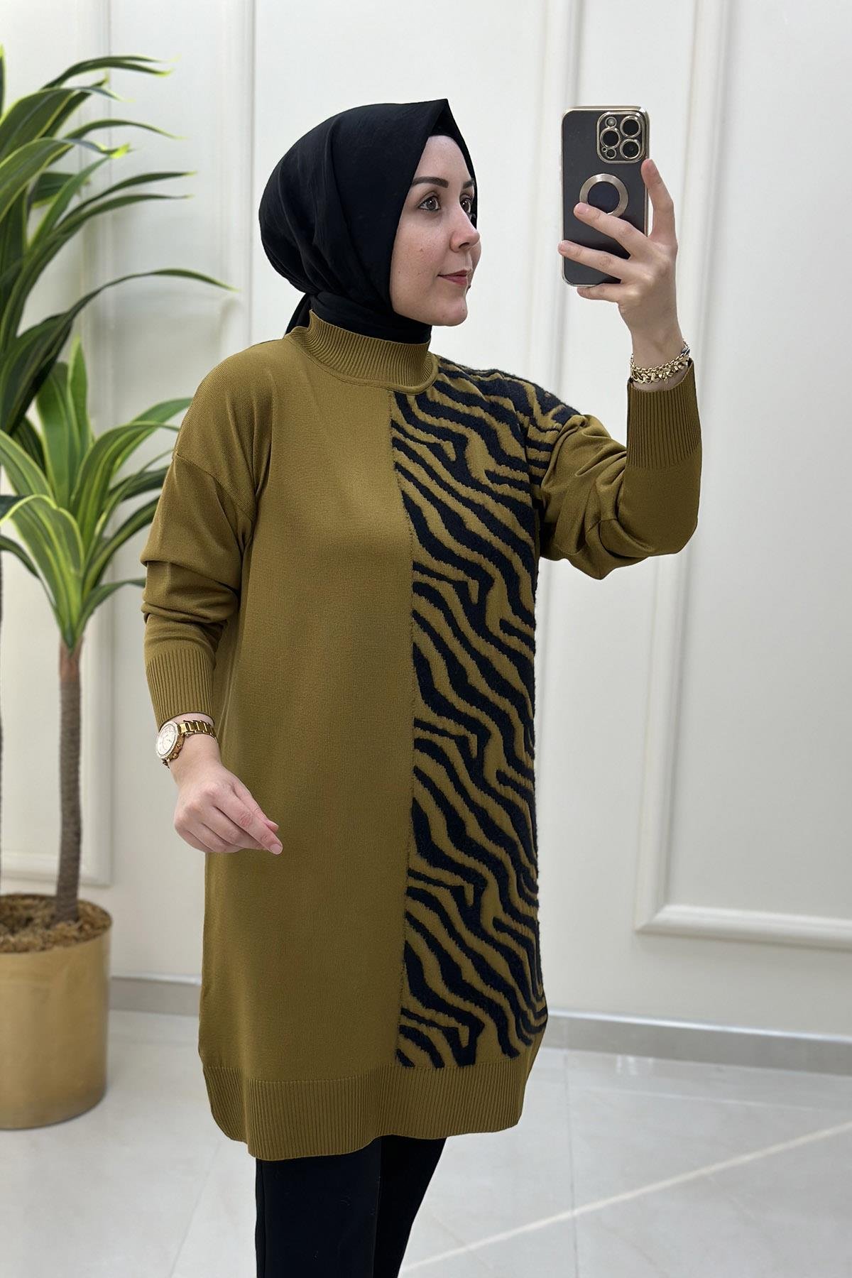 Tesettür TunikDüşük Omuz Zebra Desen Garnili Triko Kadın Tunik Yağ Yeşili KADO 46107